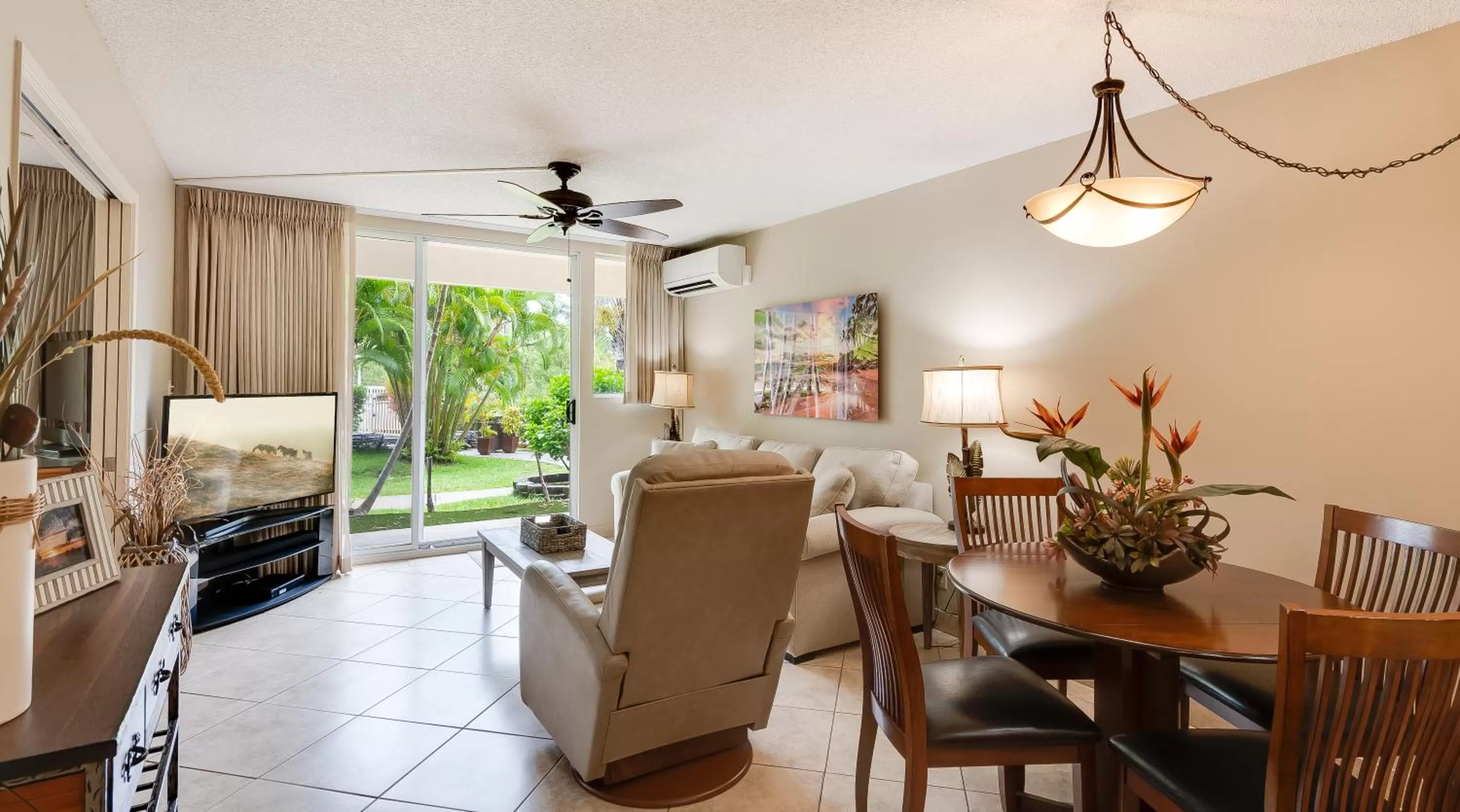 Dining Area in Castle Maui Banyan