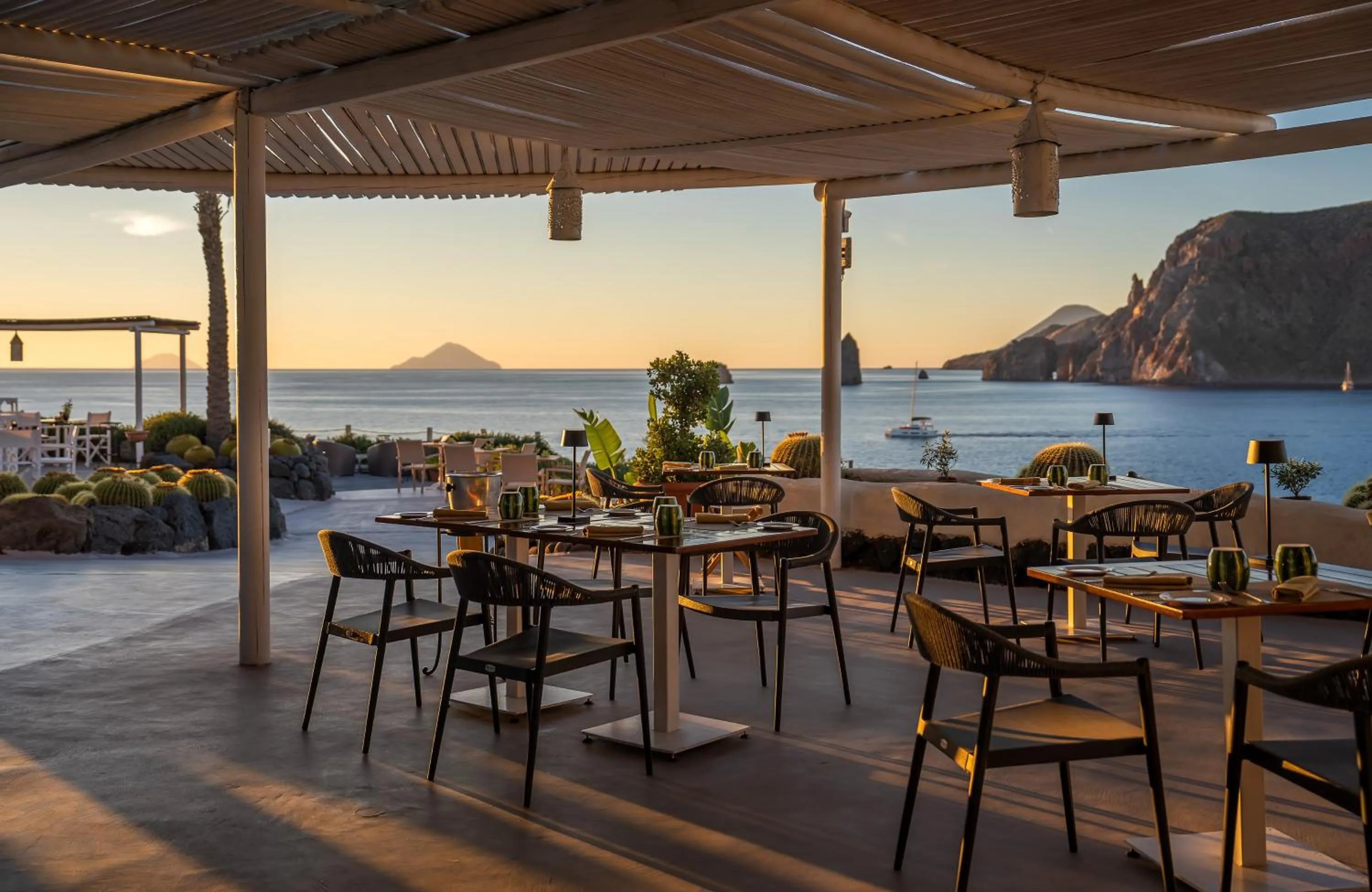 Restaurant/places to eat in Therasia Resort Sea and SPA - The Leading Hotels of the World