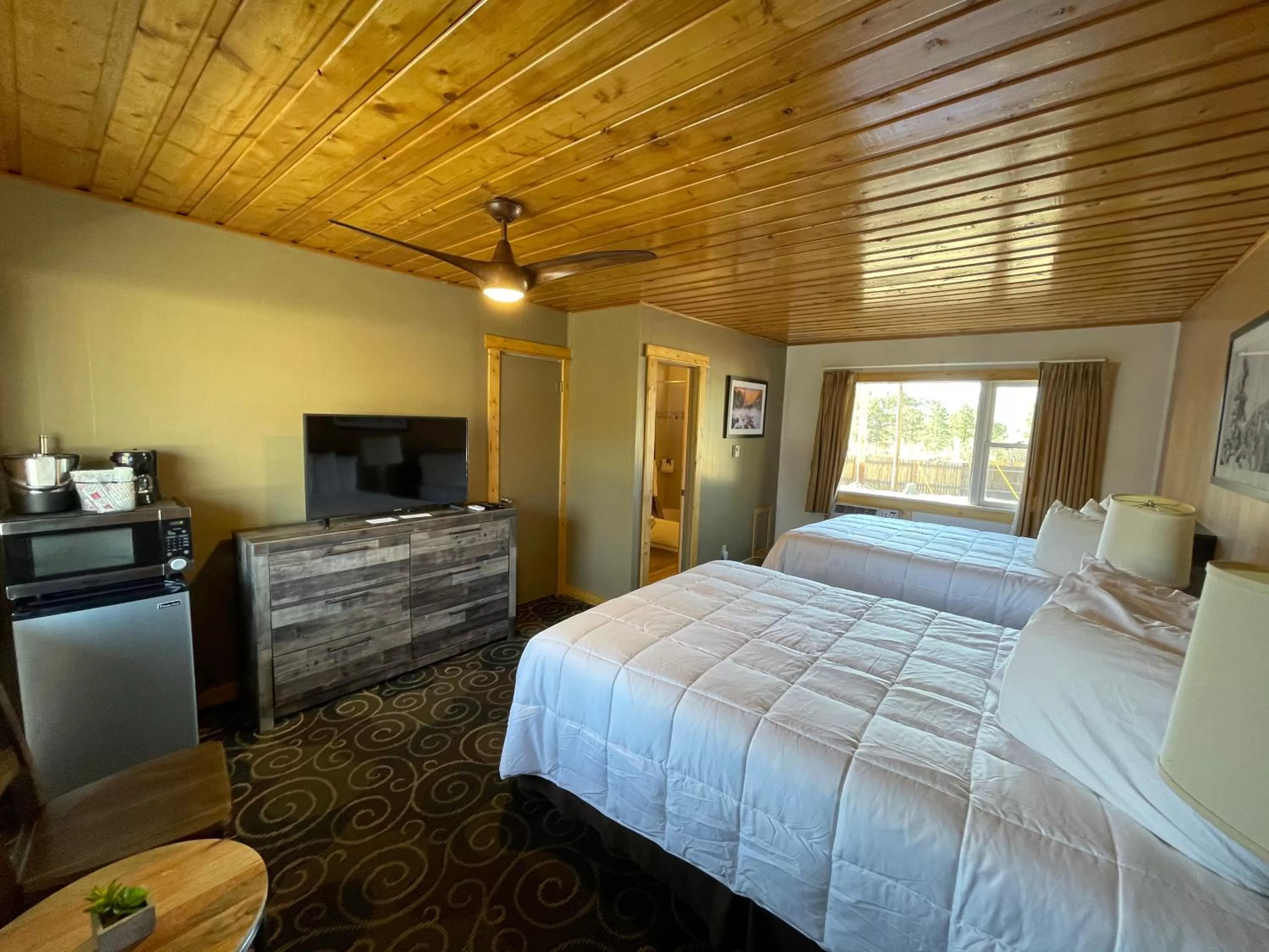 Bed in Estes Mountain Inn