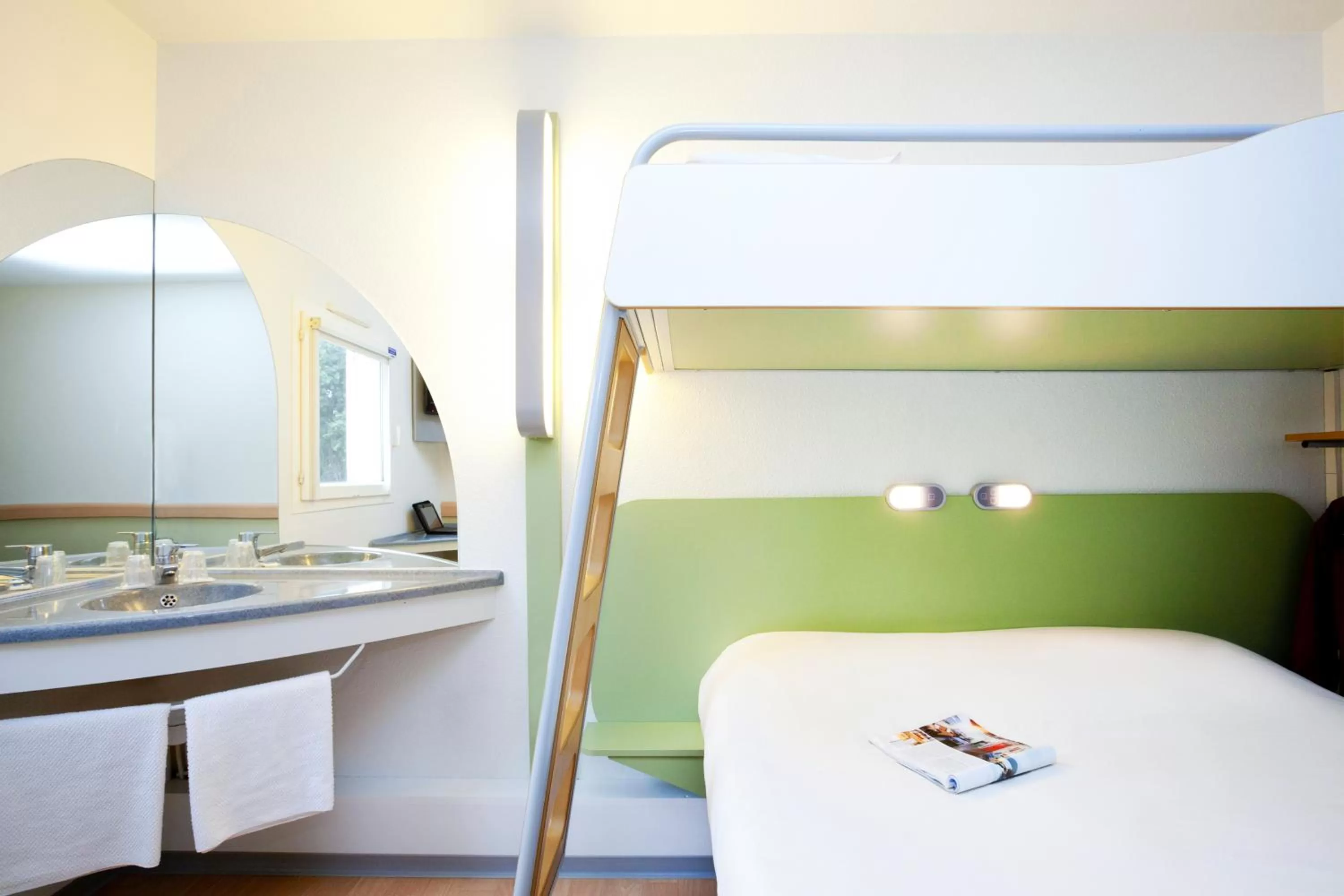 Bathroom, Bed in Ibis Budget Sisteron