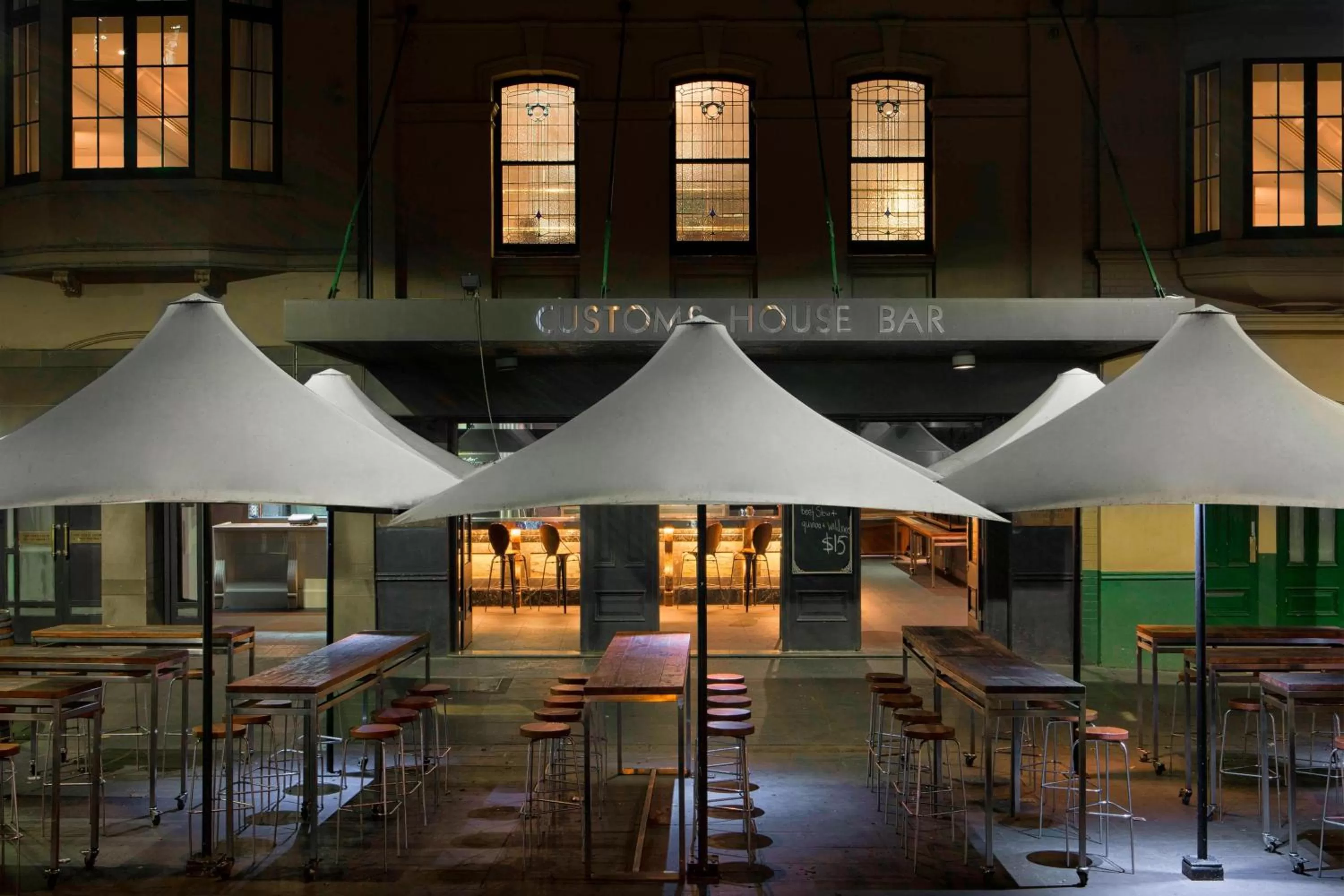 Lounge or bar in Sydney Harbour Marriott Hotel at Circular Quay