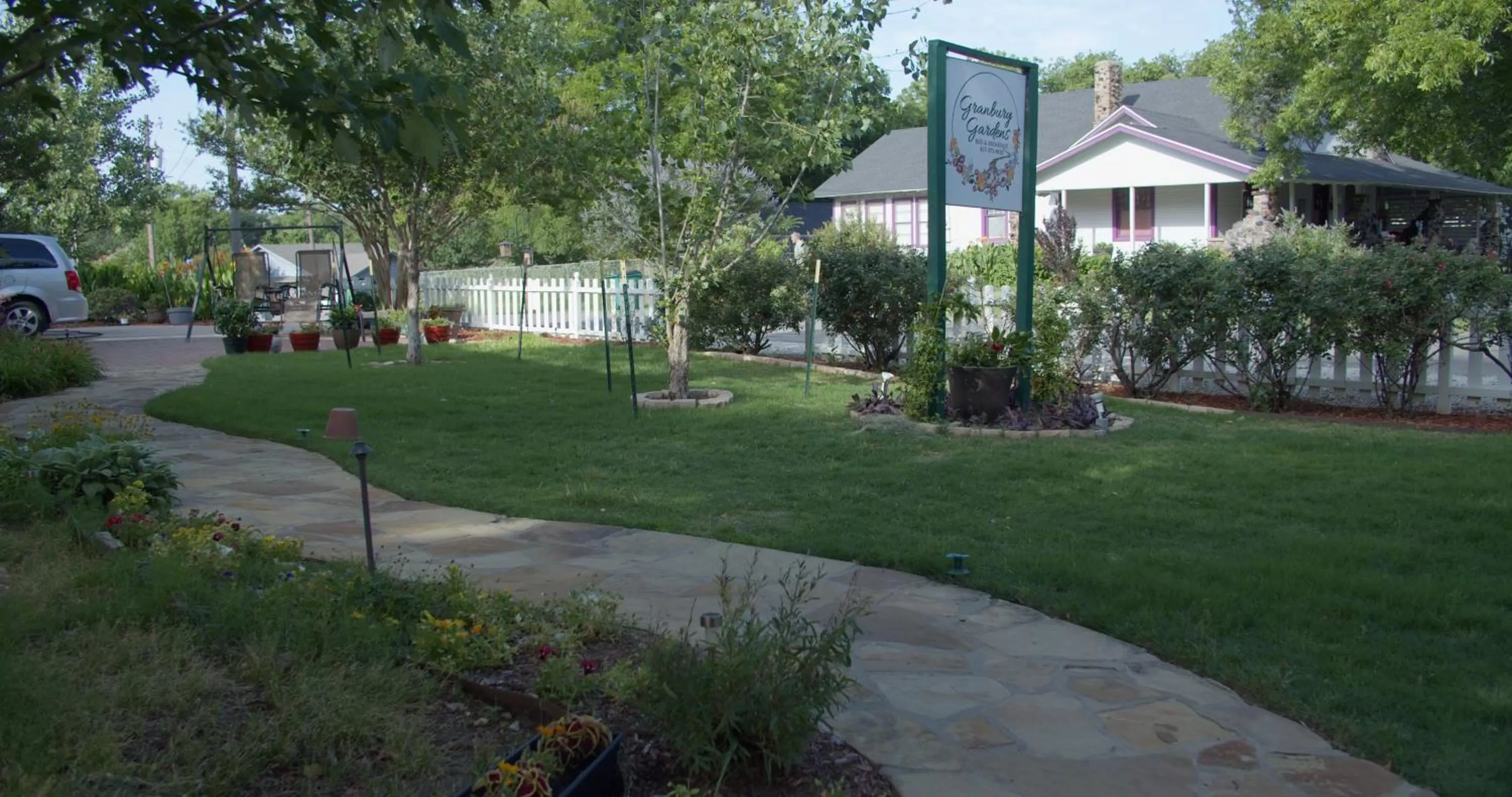 Property building in Granbury Gardens Bed and Breakfast