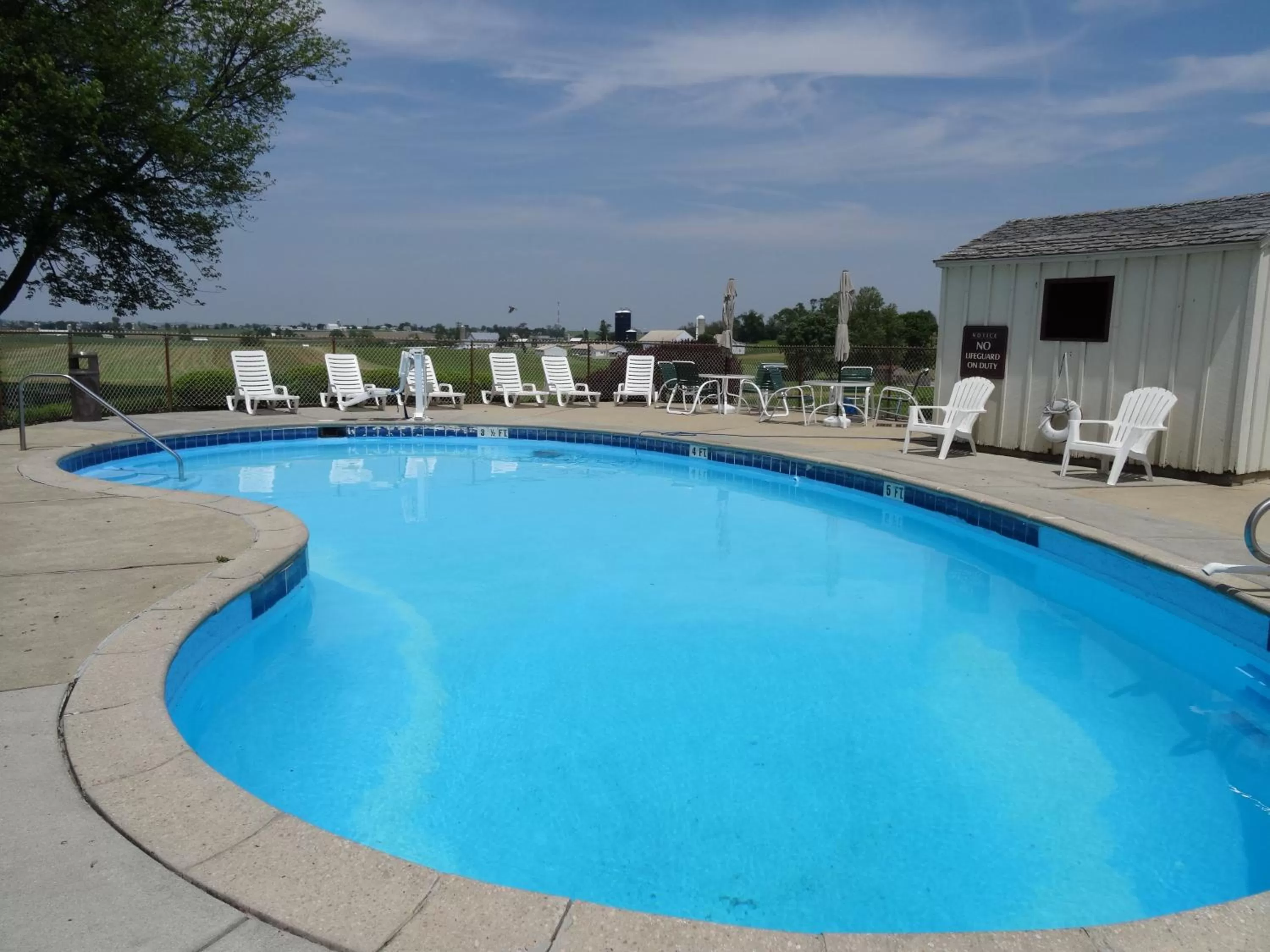 Swimming pool in Amish Country Motel