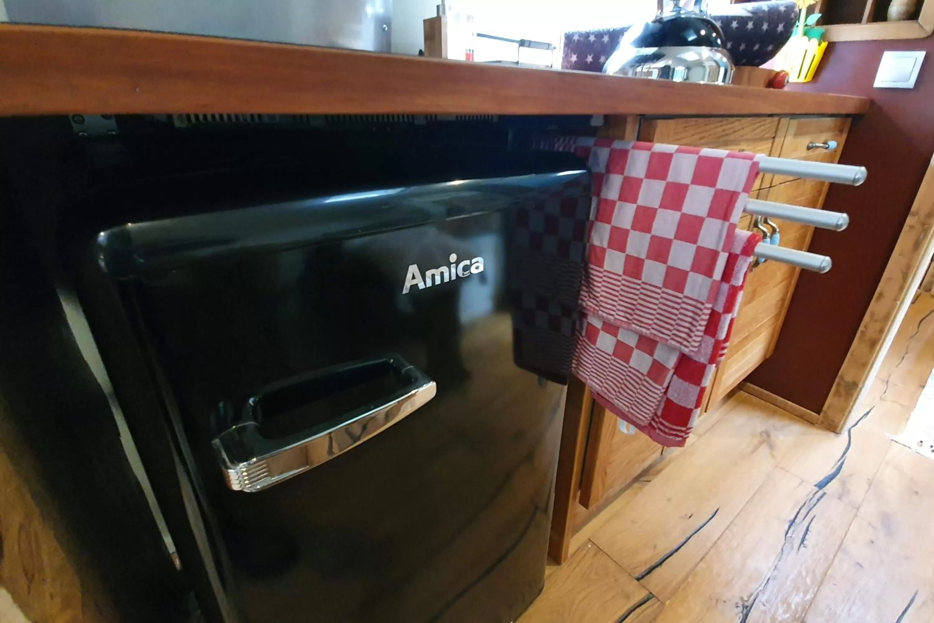 Kitchen or kitchenette, TV/Entertainment Center in AirstreamNB