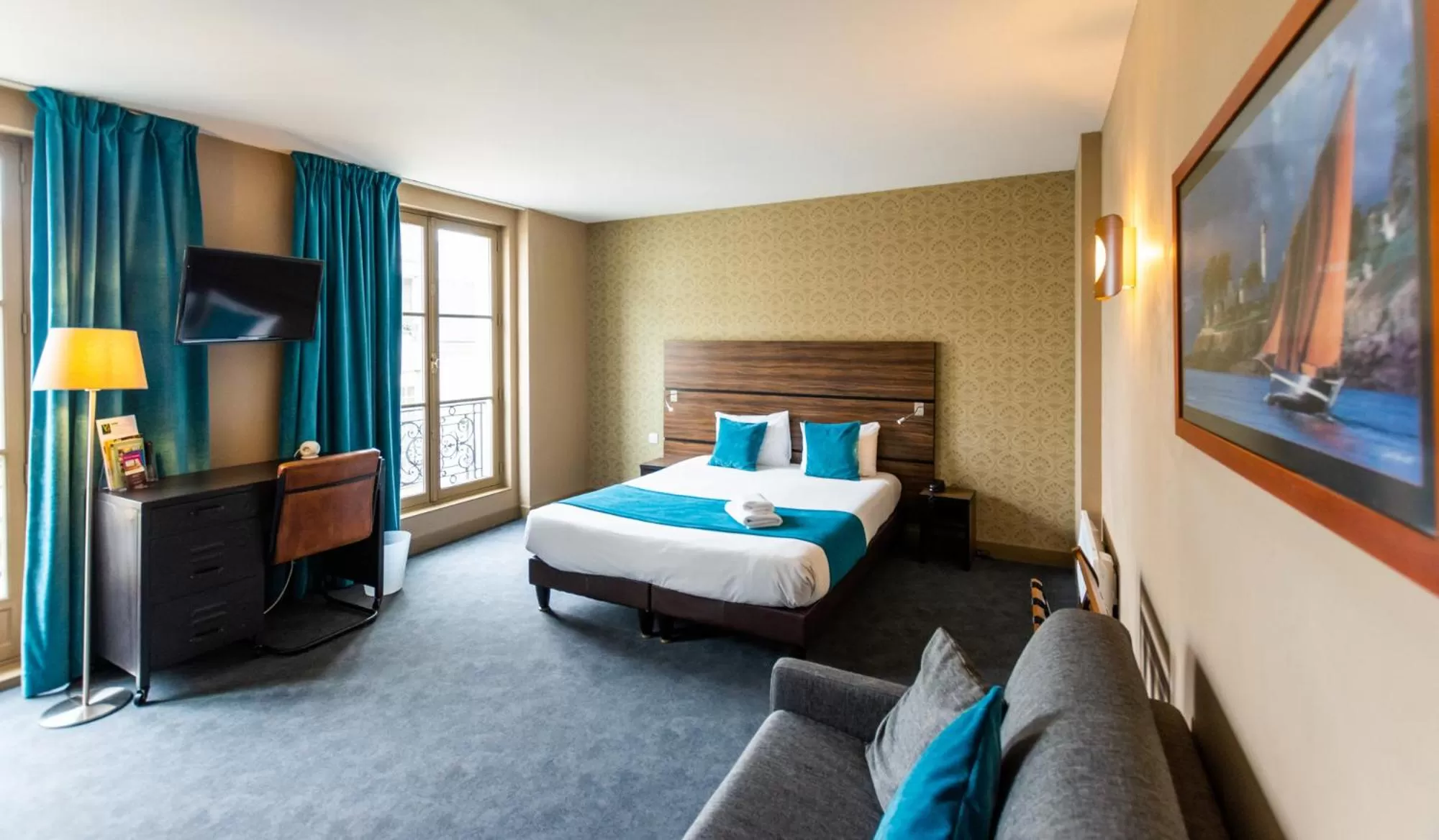 Bed in Logis Hôtel Le Vert Galant