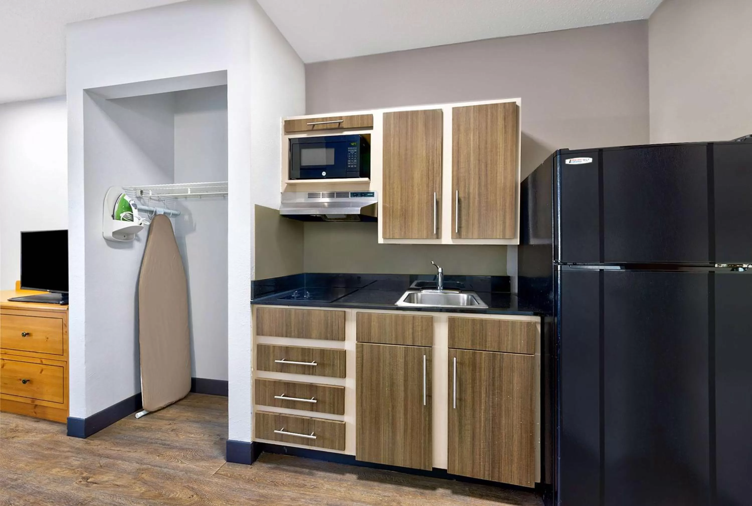 Photo of the whole room in Studio 6-North Richland Hills, TX - Fort Worth