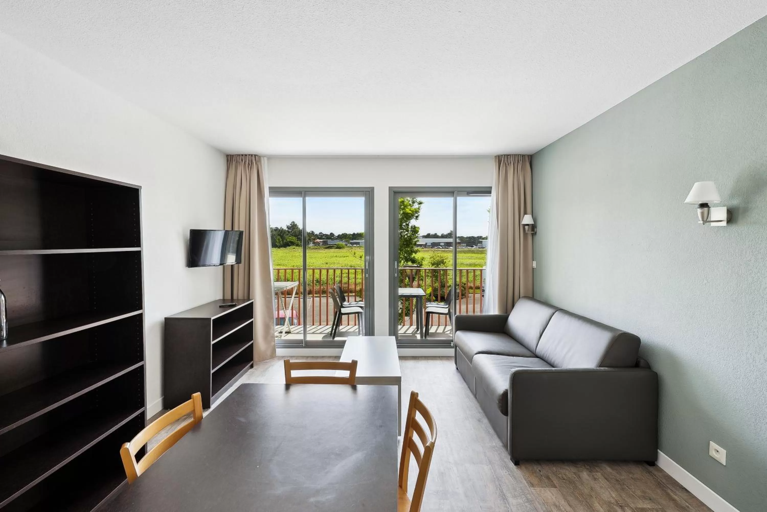 TV and multimedia in All Suites Appart Hôtel - Bassin d'Arcachon - Dune du Pilat