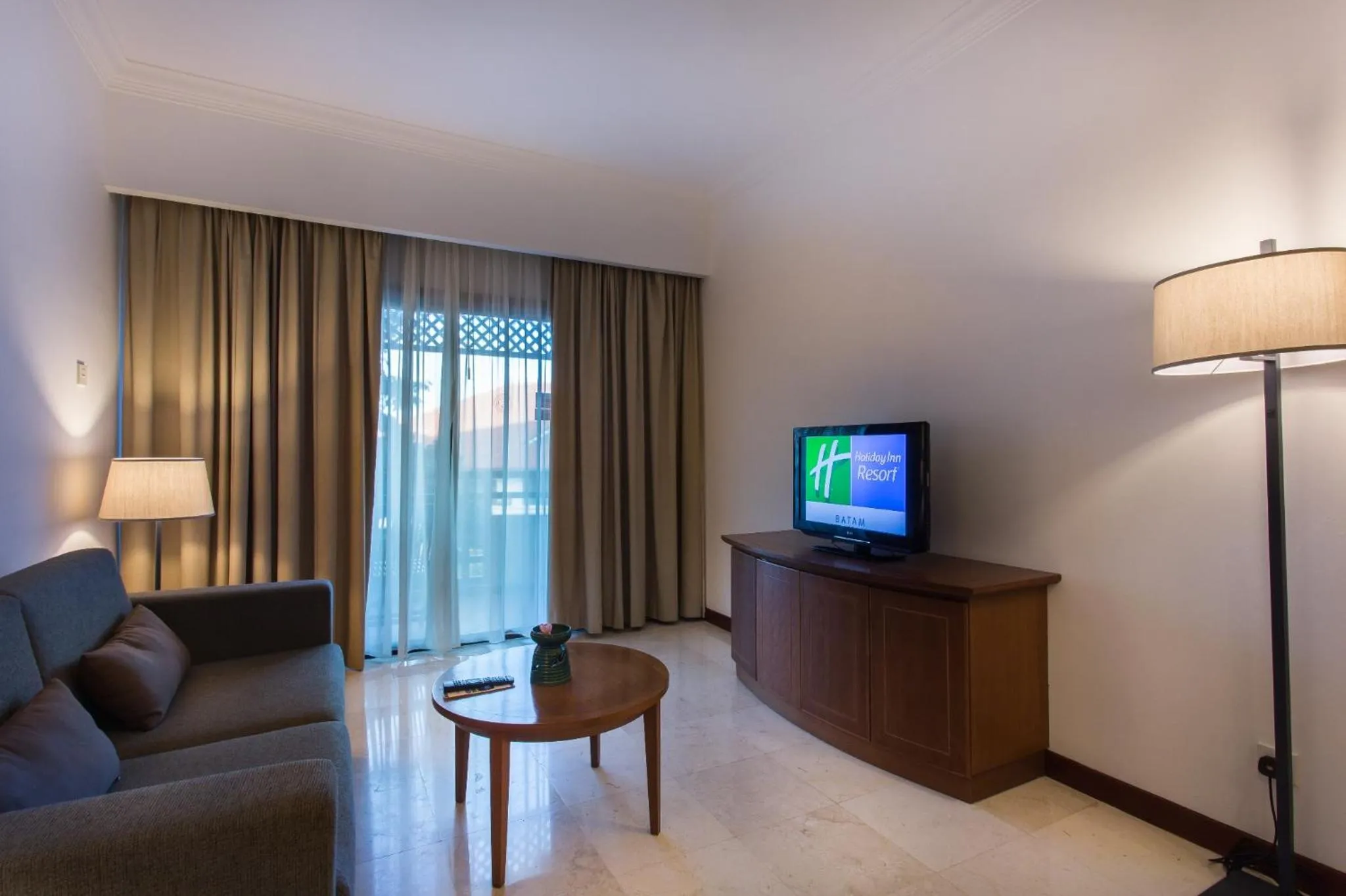 Communal lounge/ TV room in Holiday Inn Resort Batam by IHG