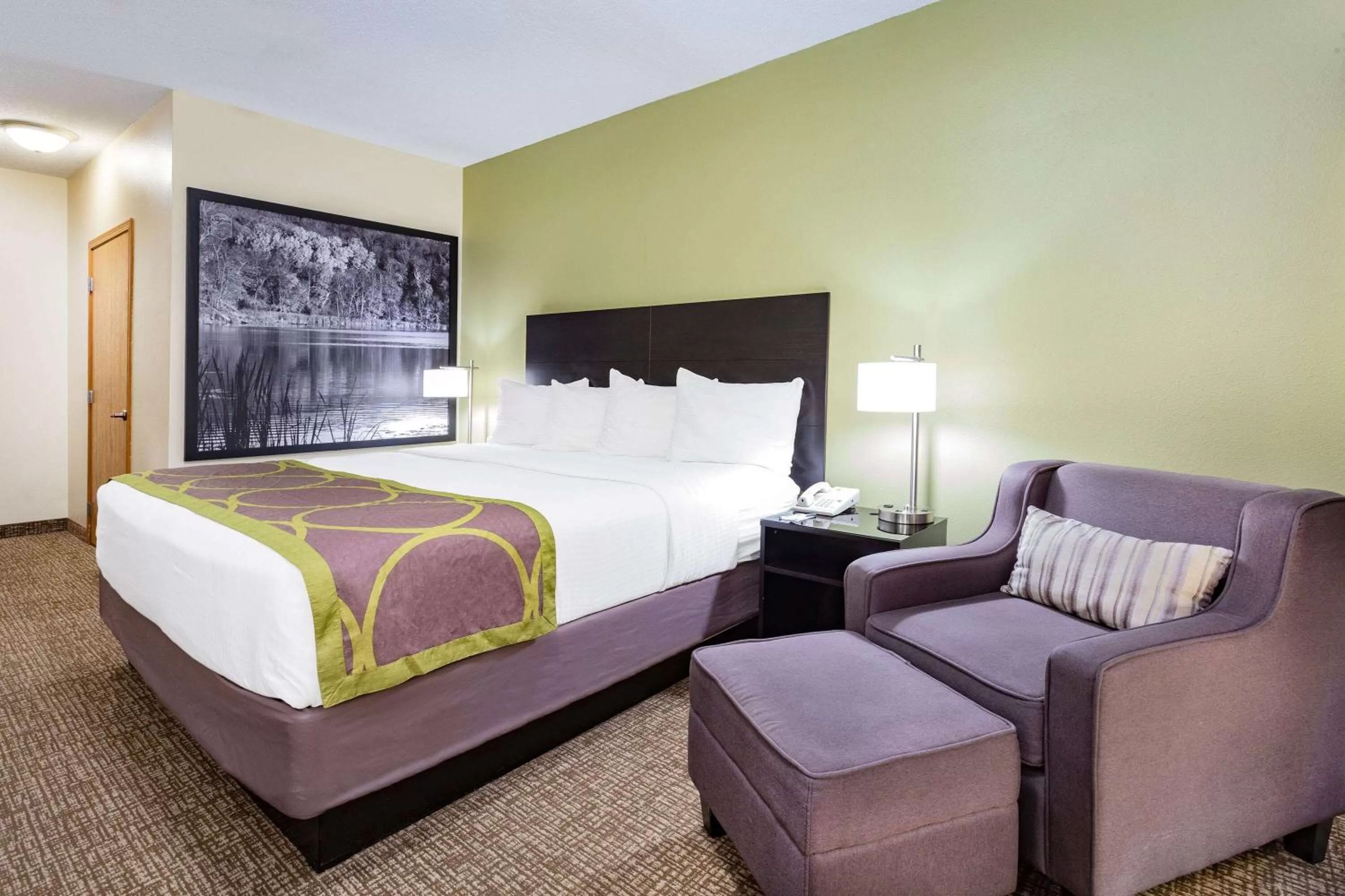 Photo of the whole room, Bed in Super 8 by Wyndham Emmetsburg