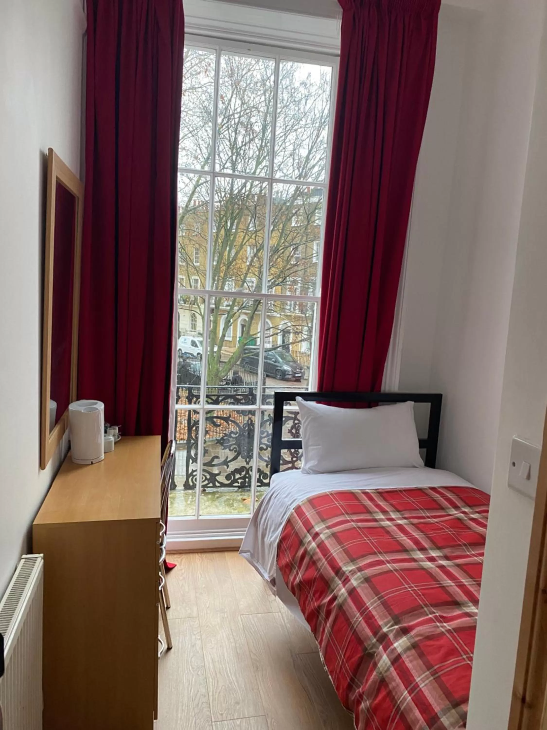 Bed in 27 Argyle Square