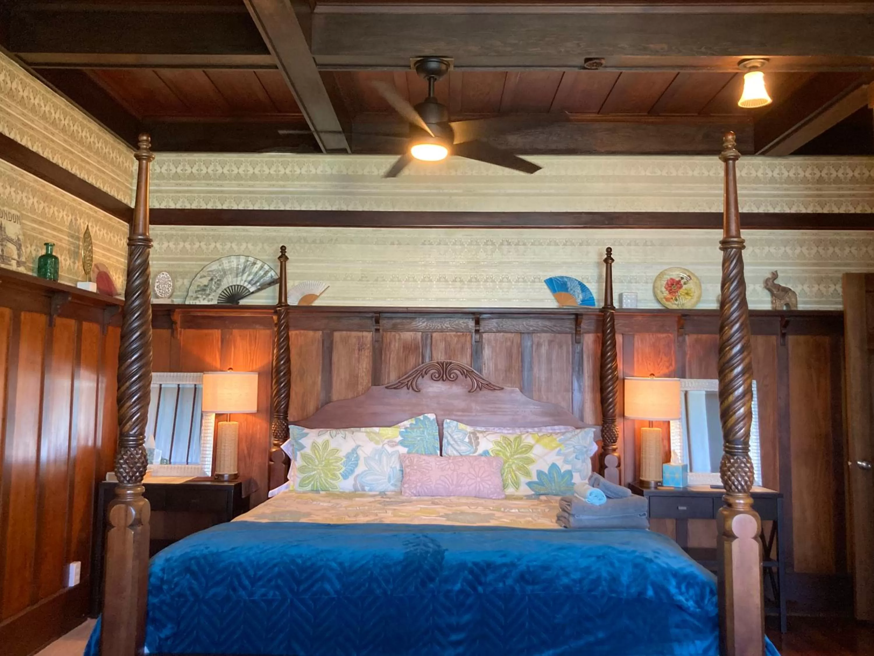 Bed in Hilo Bay Oceanfront Bed and Breakfast