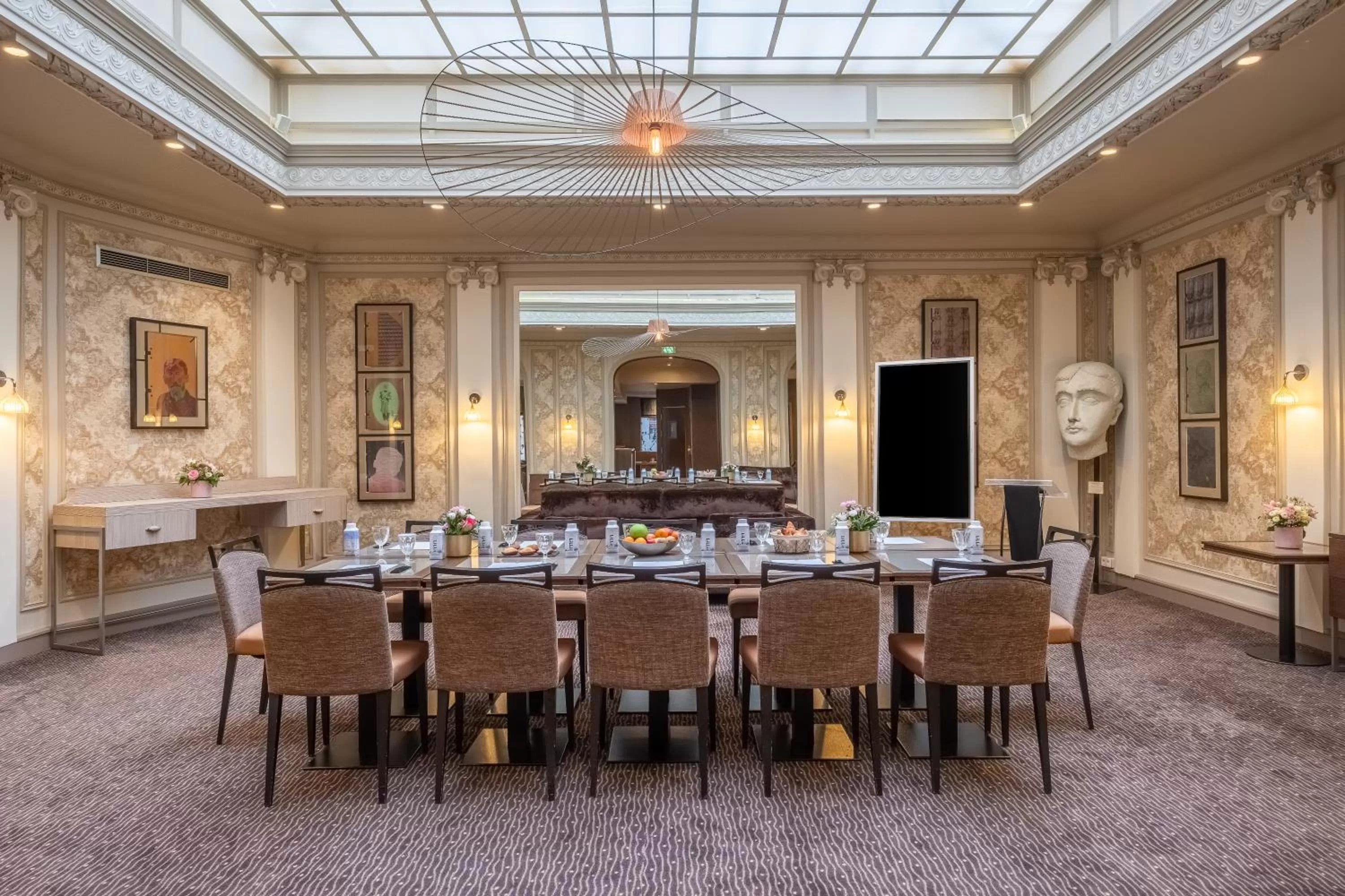 Restaurant/places to eat in Hotel Litteraire Le Swann, BW Premier Collection