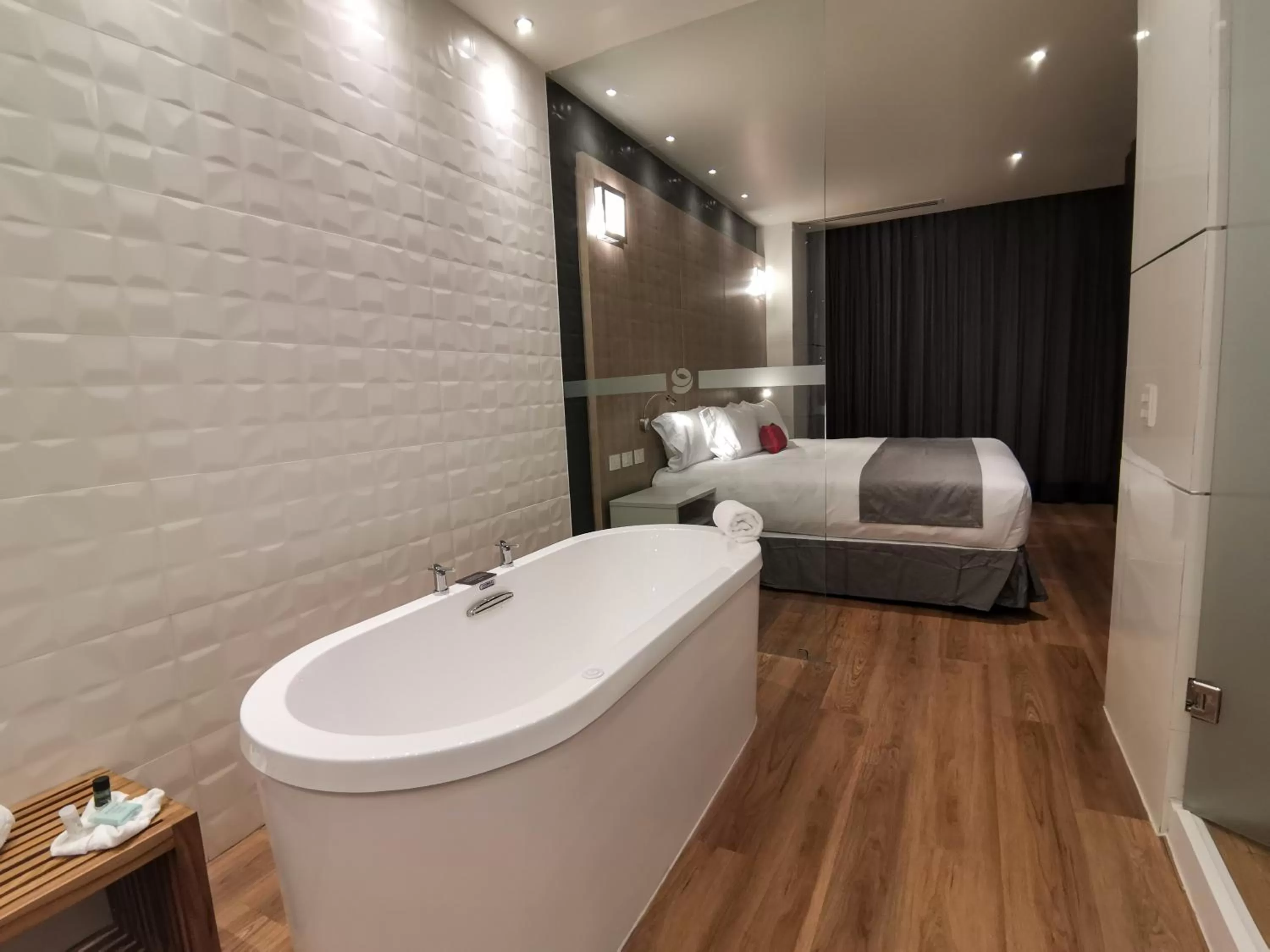 Hot Tub, Bed in Ramada Encore by Wyndham Monterrey Apodaca Zona Aeropuerto