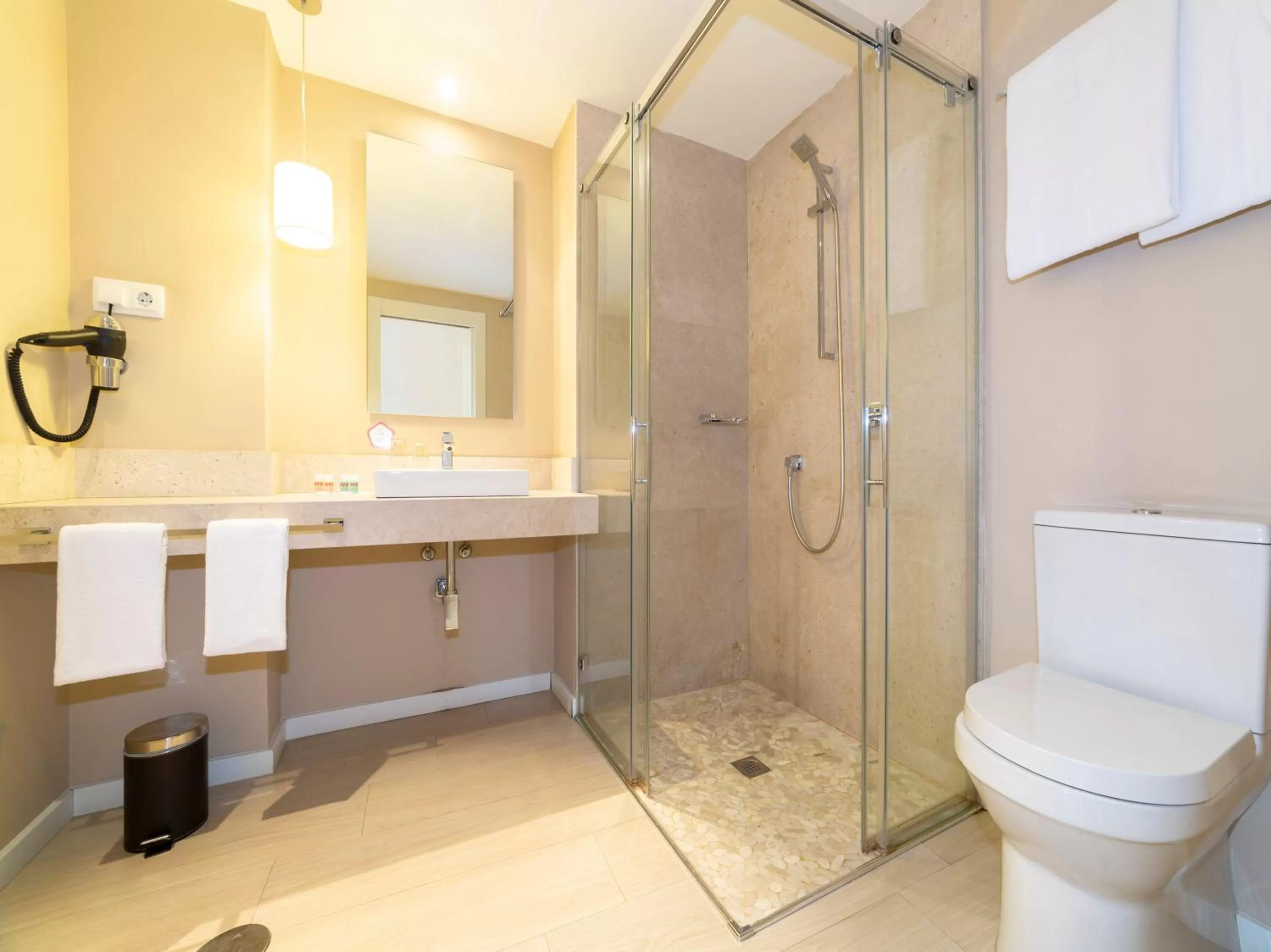 Bathroom in Hotel Altora