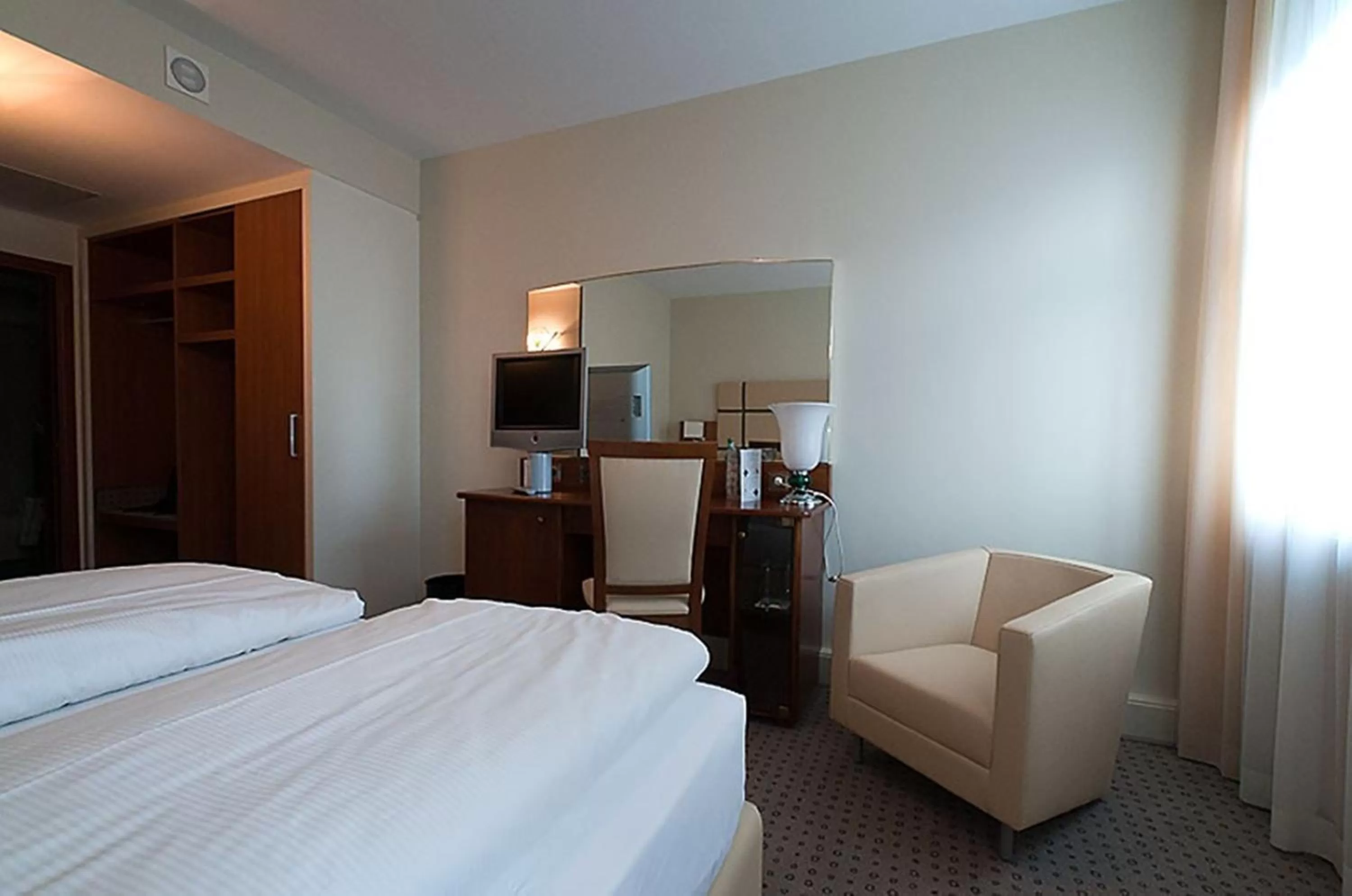 Photo of the whole room, Bed in Hotel Am Blauen Wunder