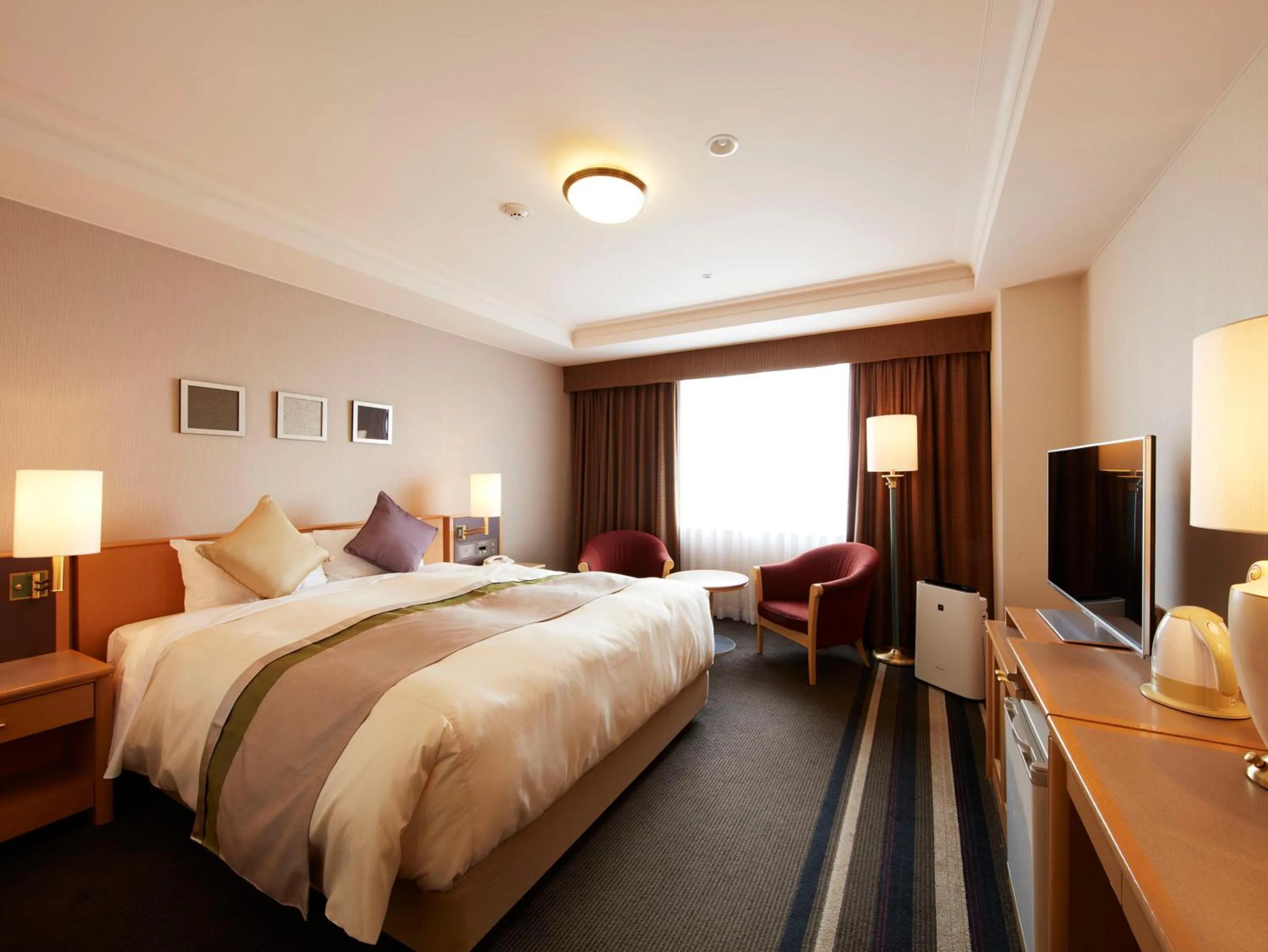 Photo of the whole room, Bed in Keio Plaza Hotel Hachioji