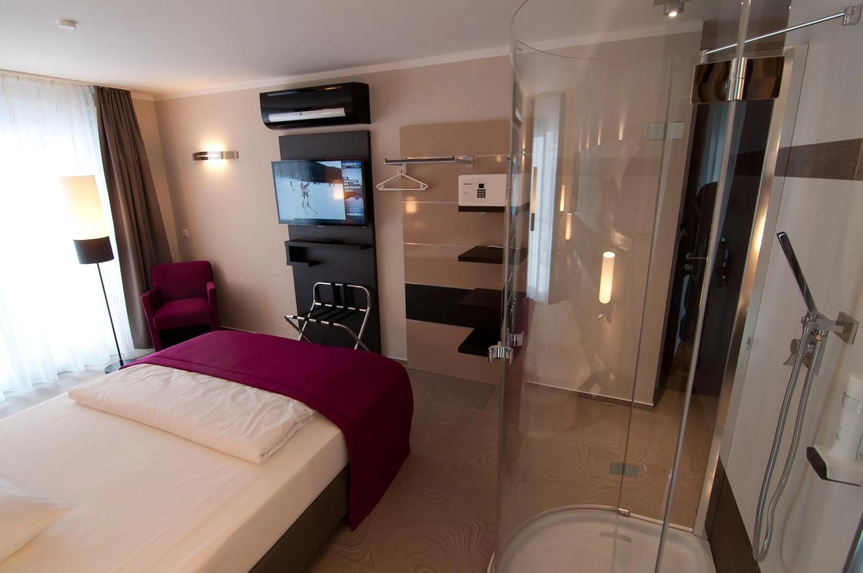 Bathroom, Bed in Amalienburg - Boutique & Boarding Hotel