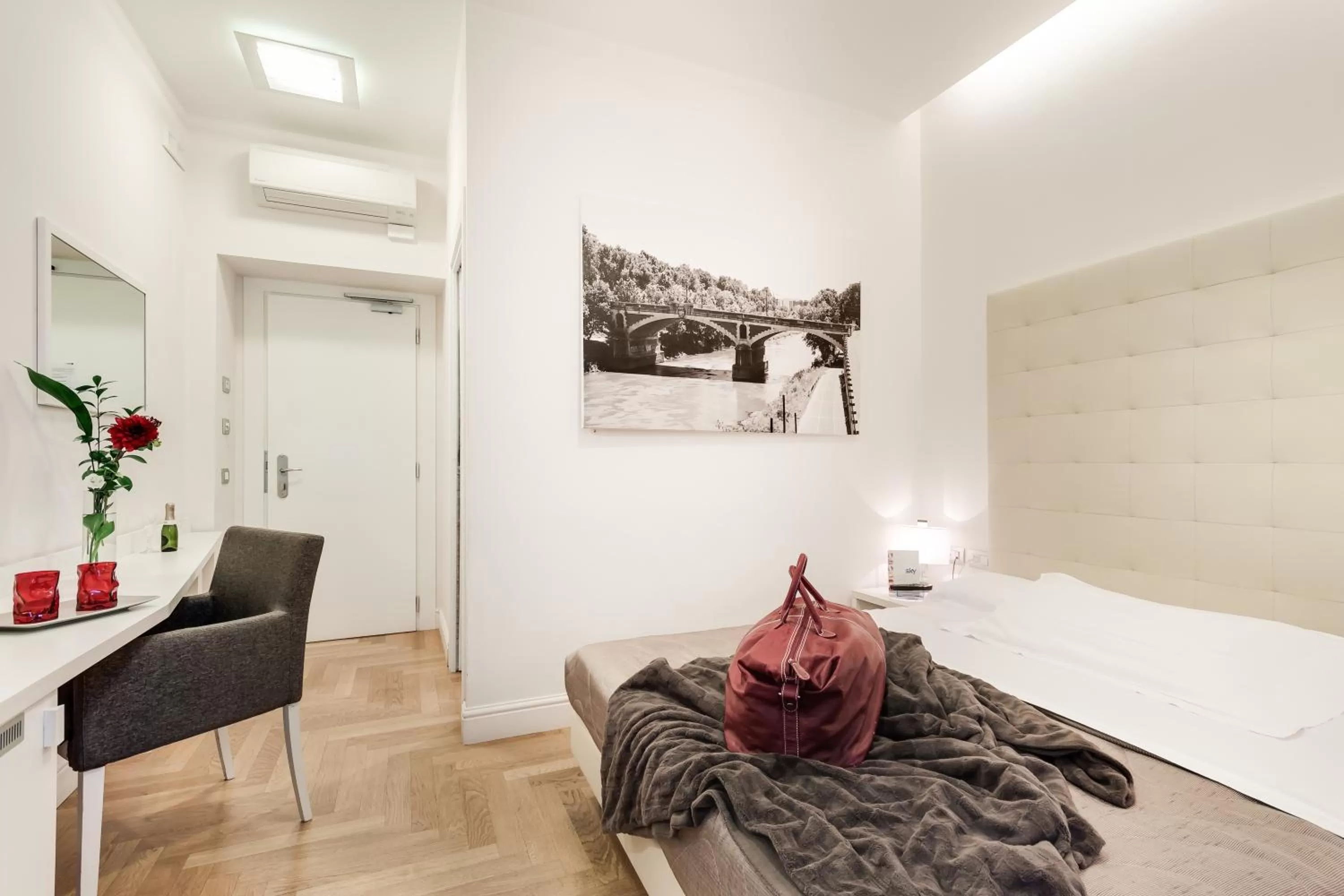 Photo of the whole room, Bed in Rome River Inn