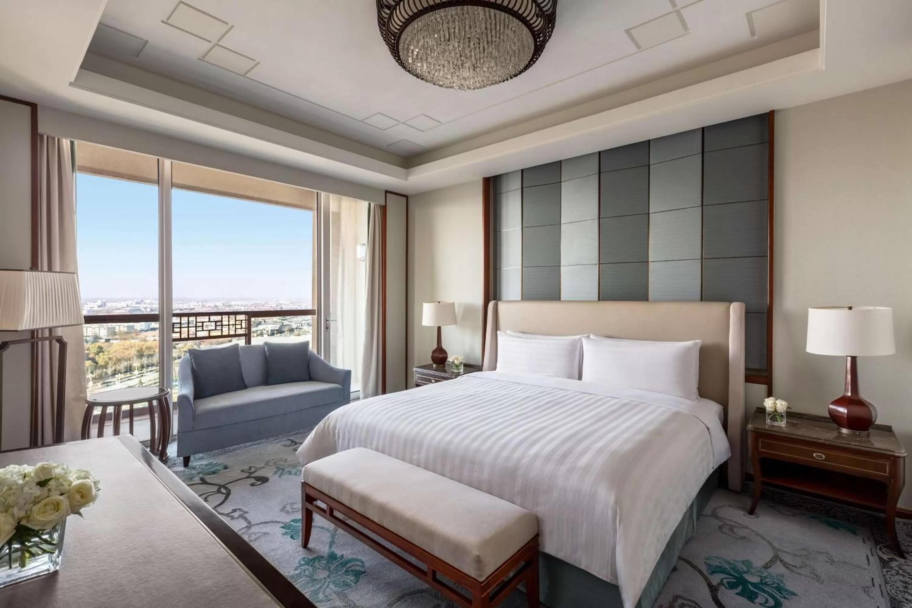 Photo of the whole room, Bed in Shangri-La Qufu