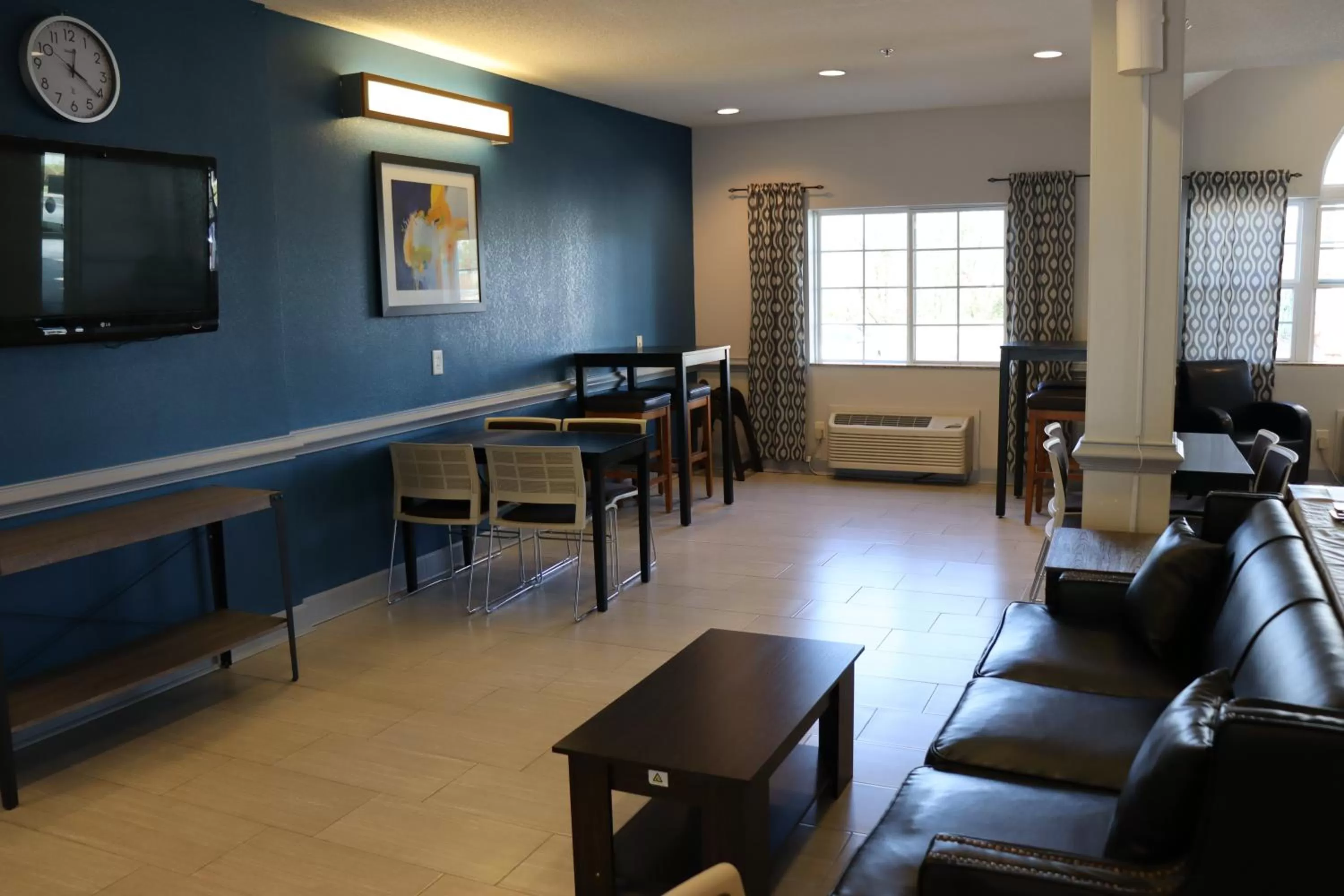 TV and multimedia in Microtel Inn & Suites by Wyndham Columbus Near Fort Moore