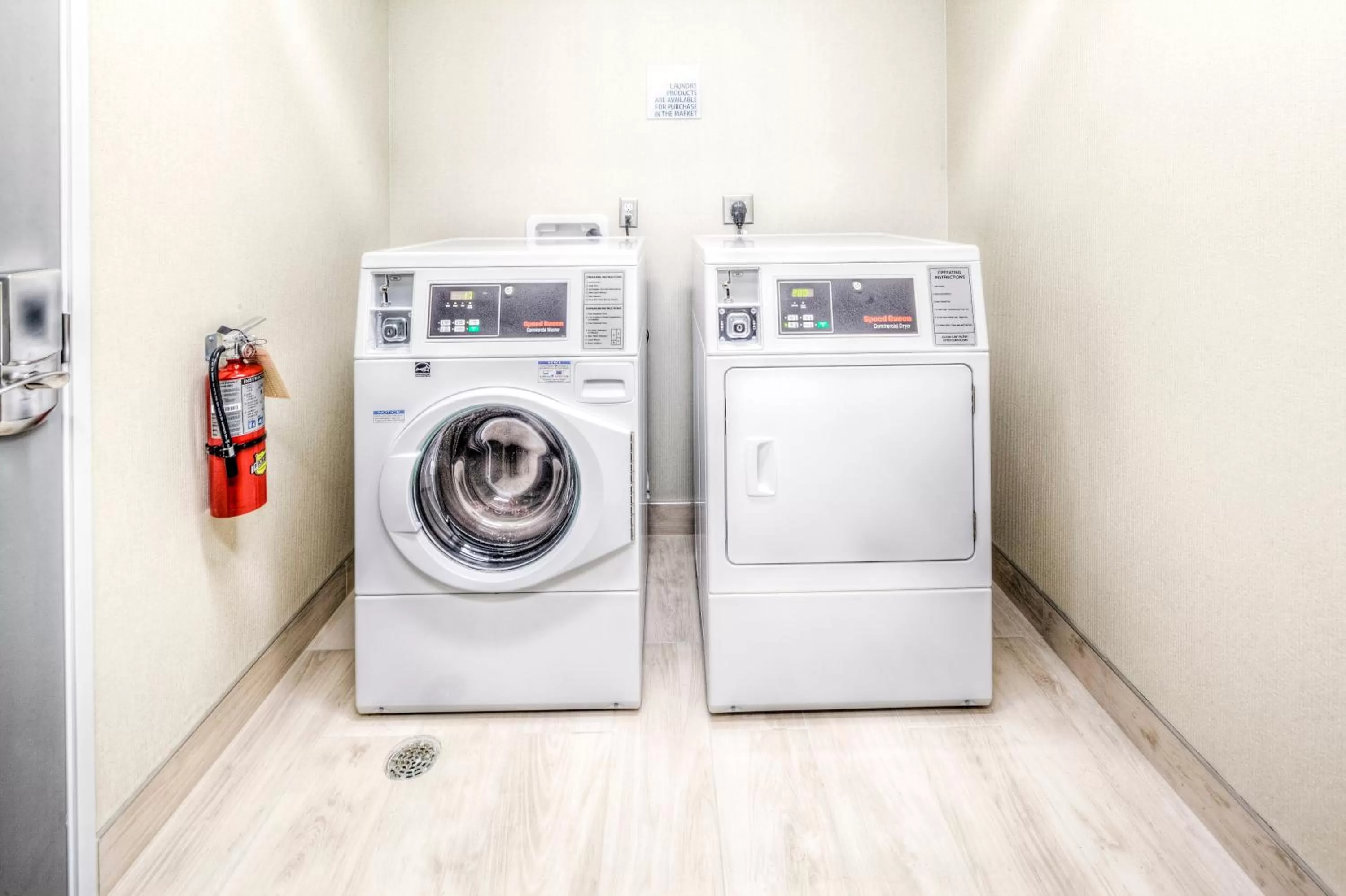 Lobby or reception in Holiday Inn Express & Suites Cleveland/Westlake by IHG