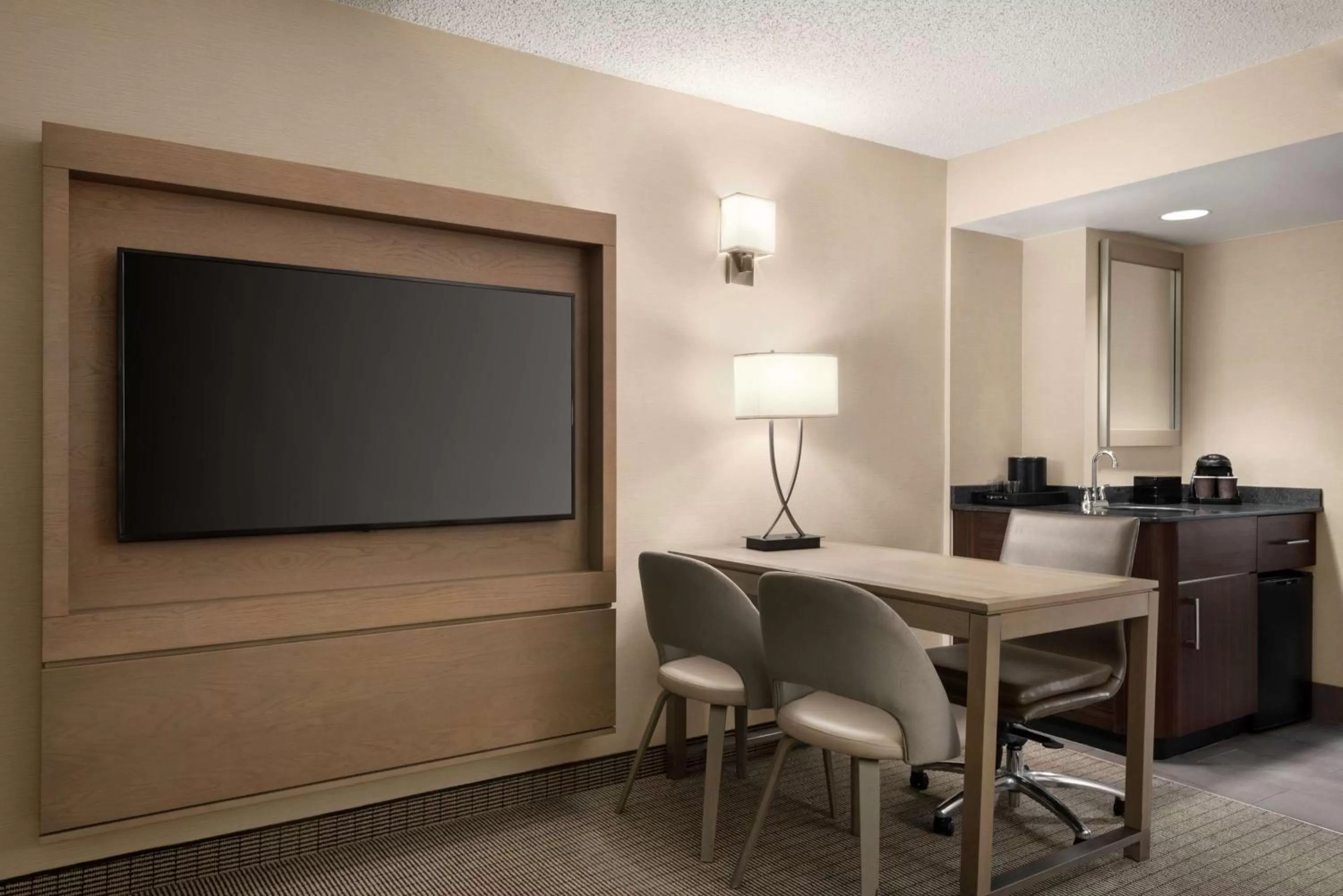 Bedroom in Embassy Suites by Hilton Cleveland Rockside