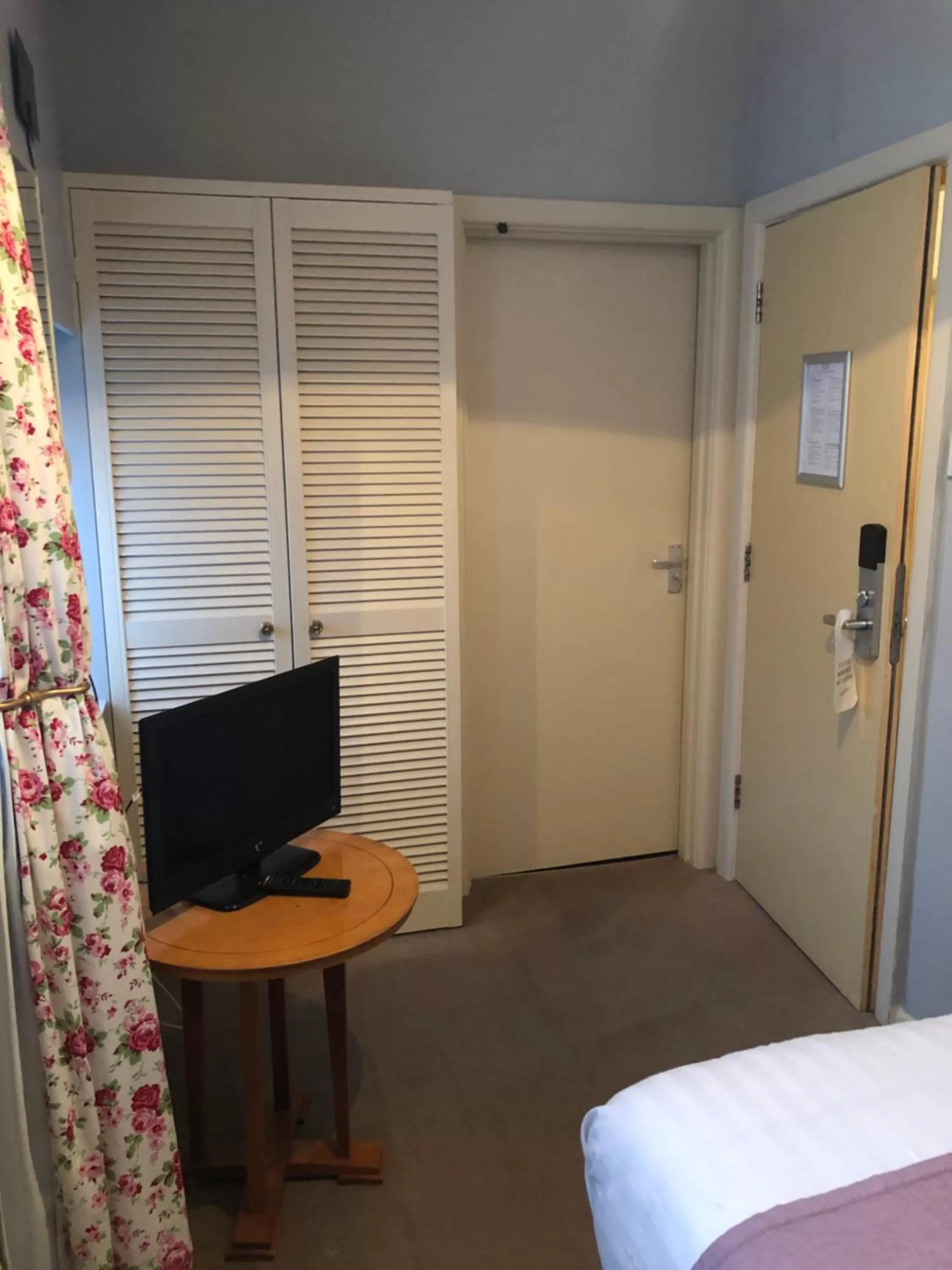 Photo of the whole room, TV/Entertainment Center in Cottonwood Boutique