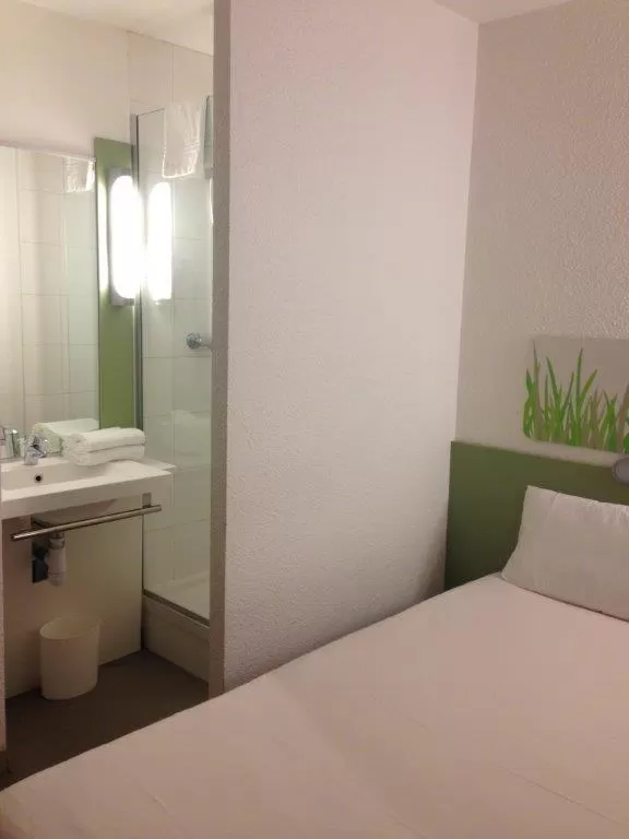 Bedroom, Bed in Ibis Budget Rambouillet