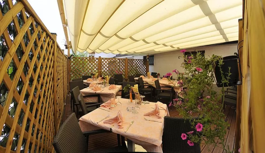 Restaurant/places to eat in Hotel Vela