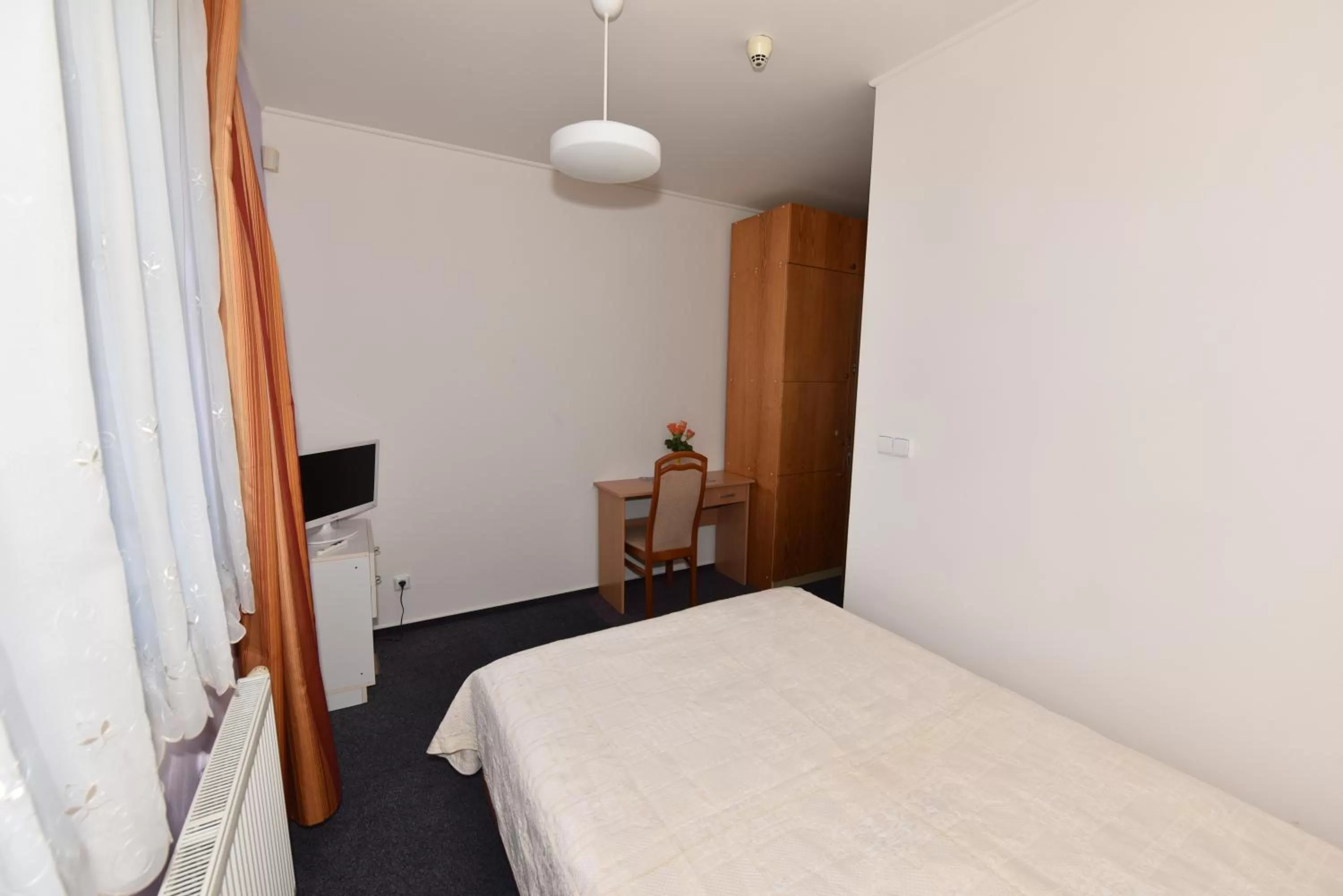 Shower, Bed in Hotel Trilobit