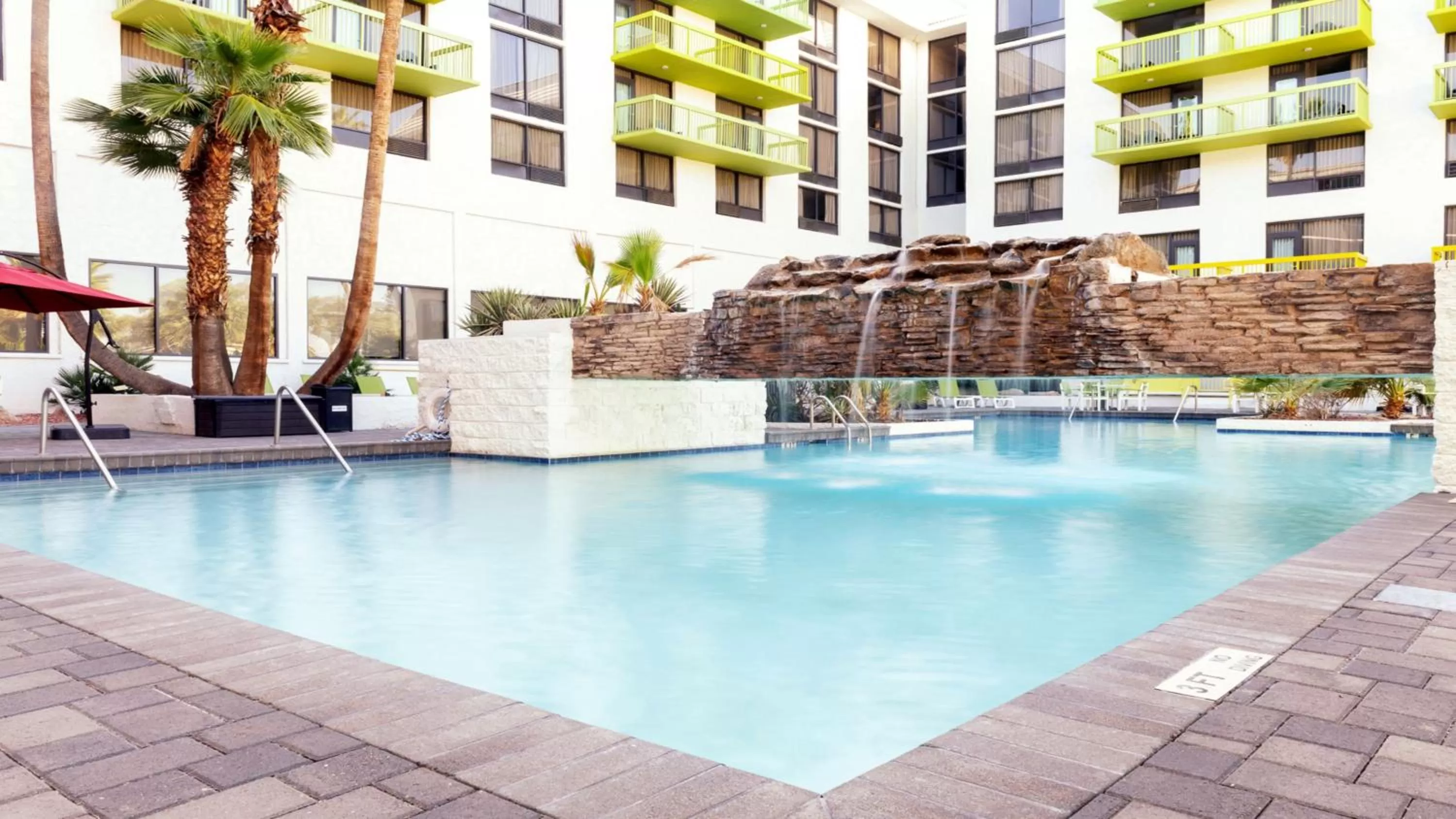 Swimming pool in Holiday Inn Phoenix-Mesa Chandler by IHG