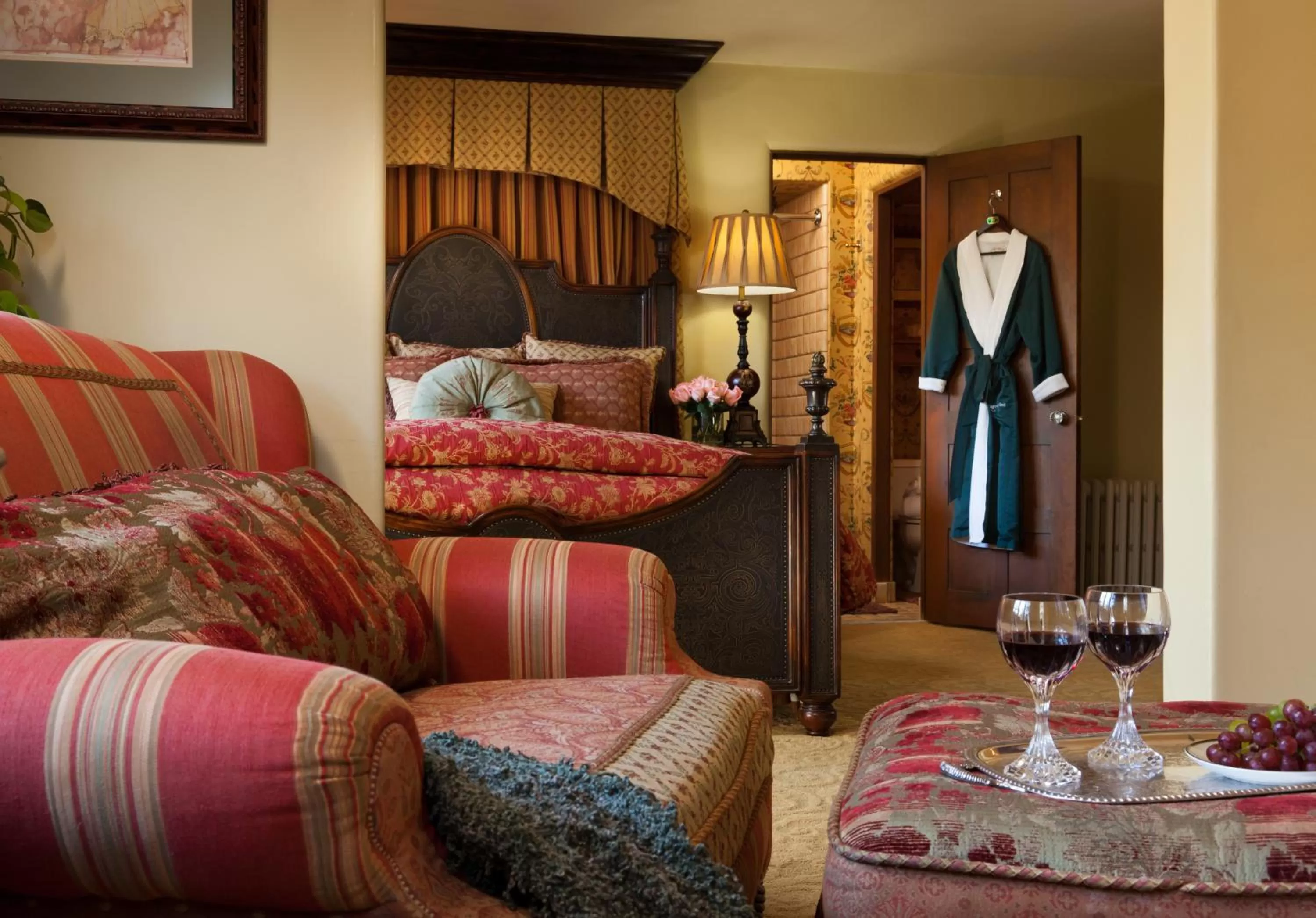 Seating area, Bed in Old Monterey Inn