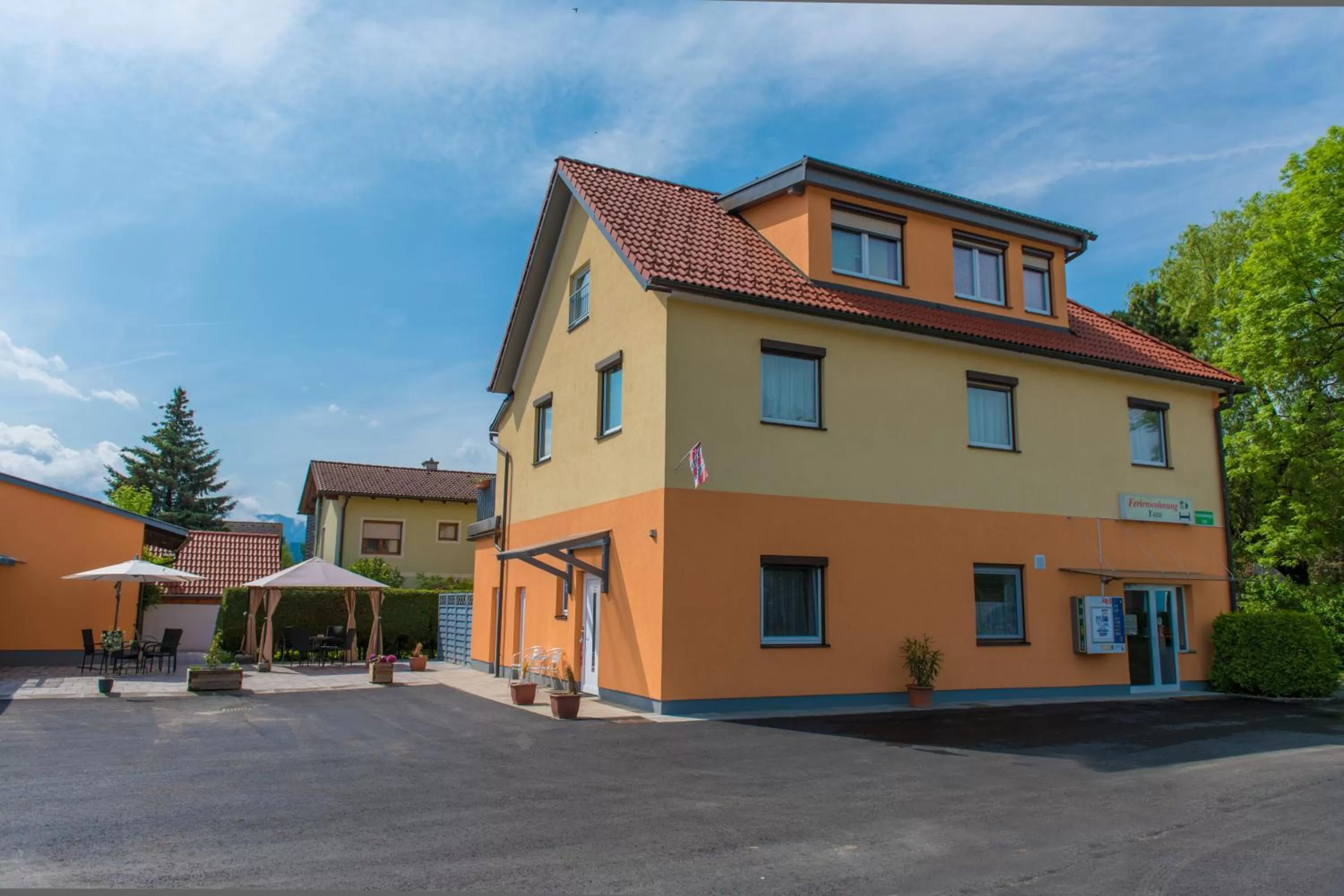 Property Building in Ferienwohnungen und Zimmer Yassi