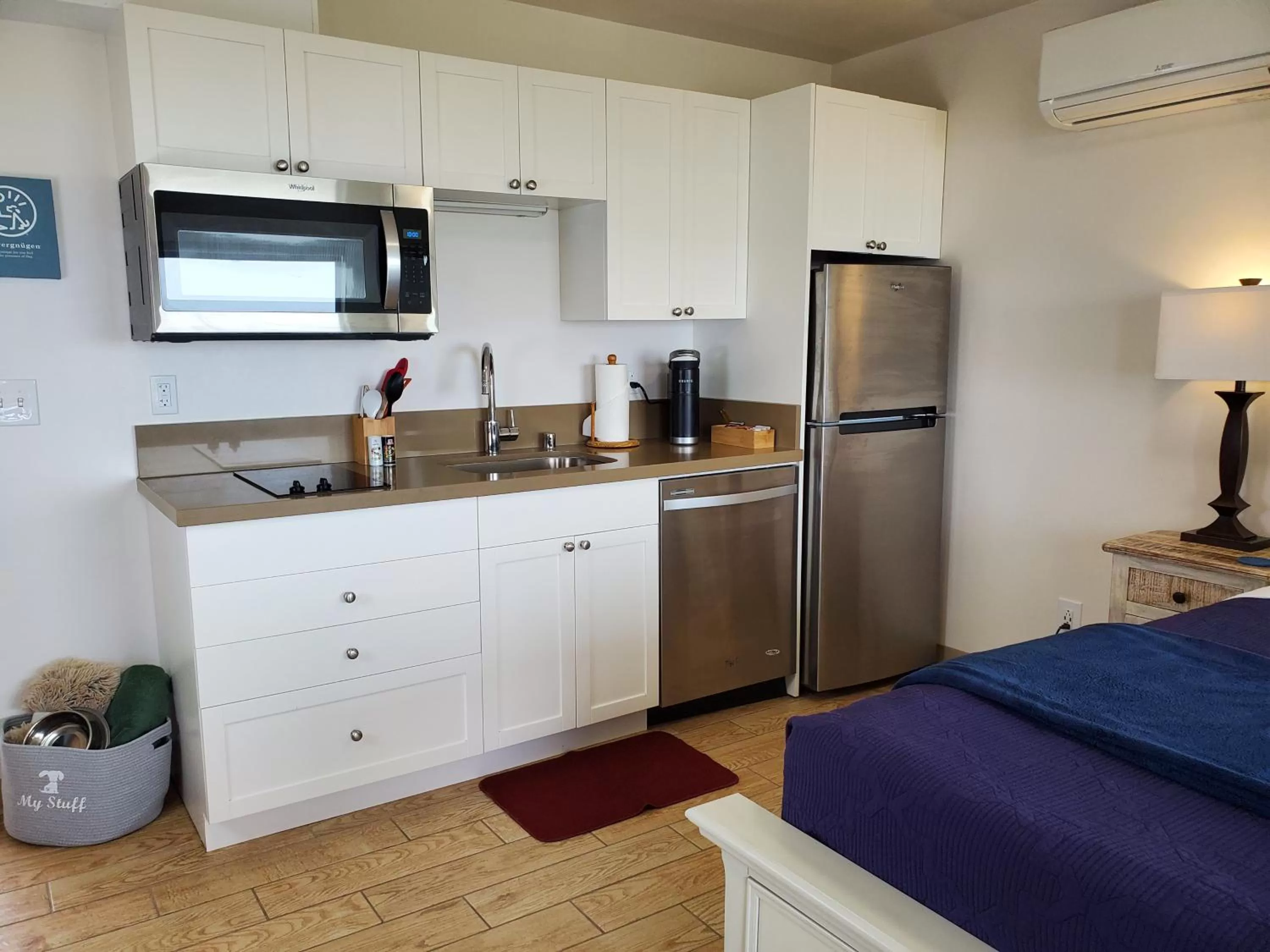 Bed, Kitchen/Kitchenette in Moonstone Beach Motel