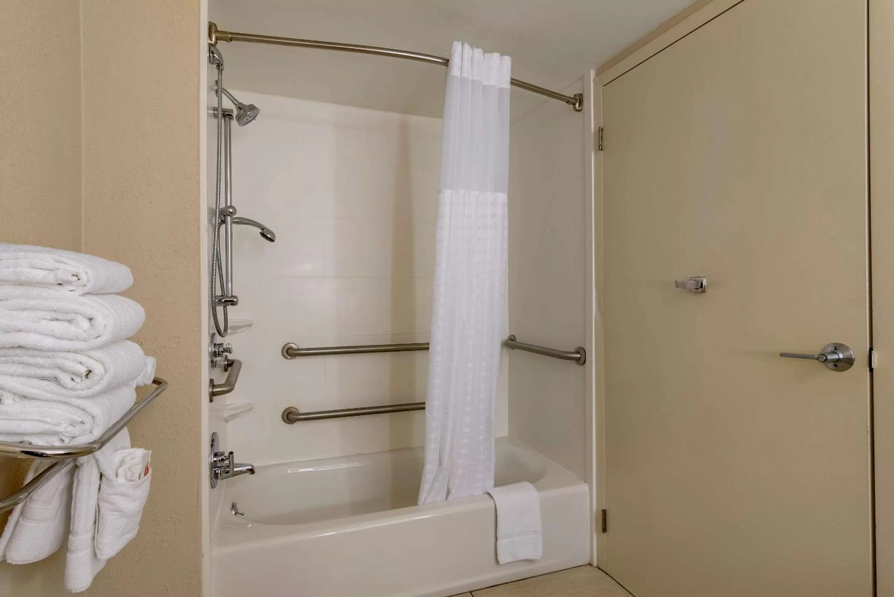 Bathroom in Comfort Suites Alpharetta-Roswell - Atlanta Area