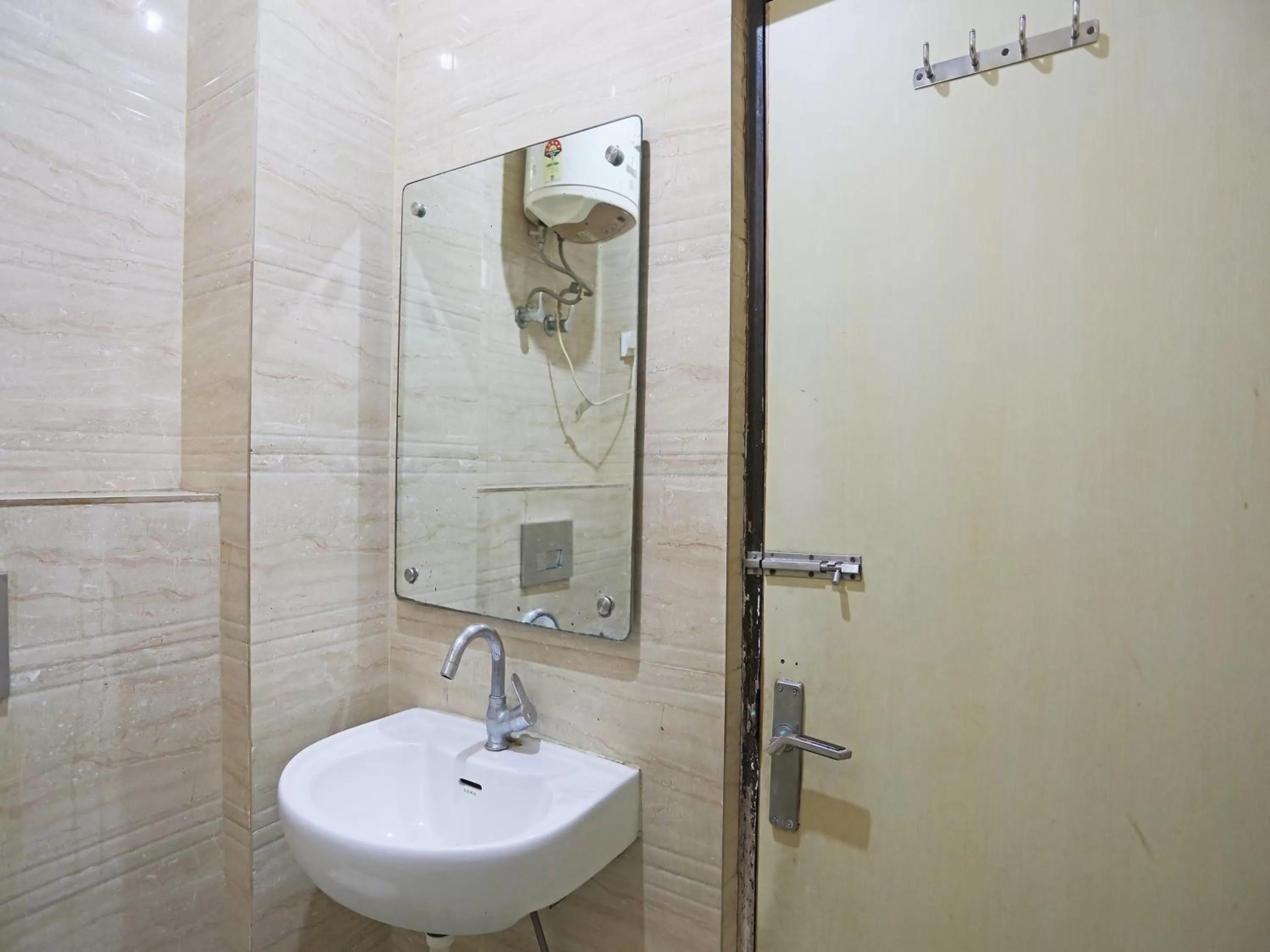 Bathroom in Tashkent Palace - Walk in from NDLS Station & RK Ashram Metro Station