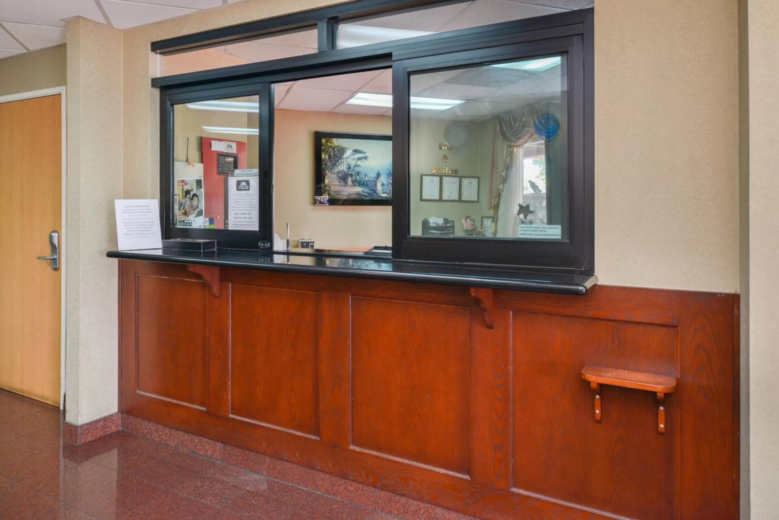 Lobby or reception in H3 Inn & Suites - LAX Airport - Los Angeles