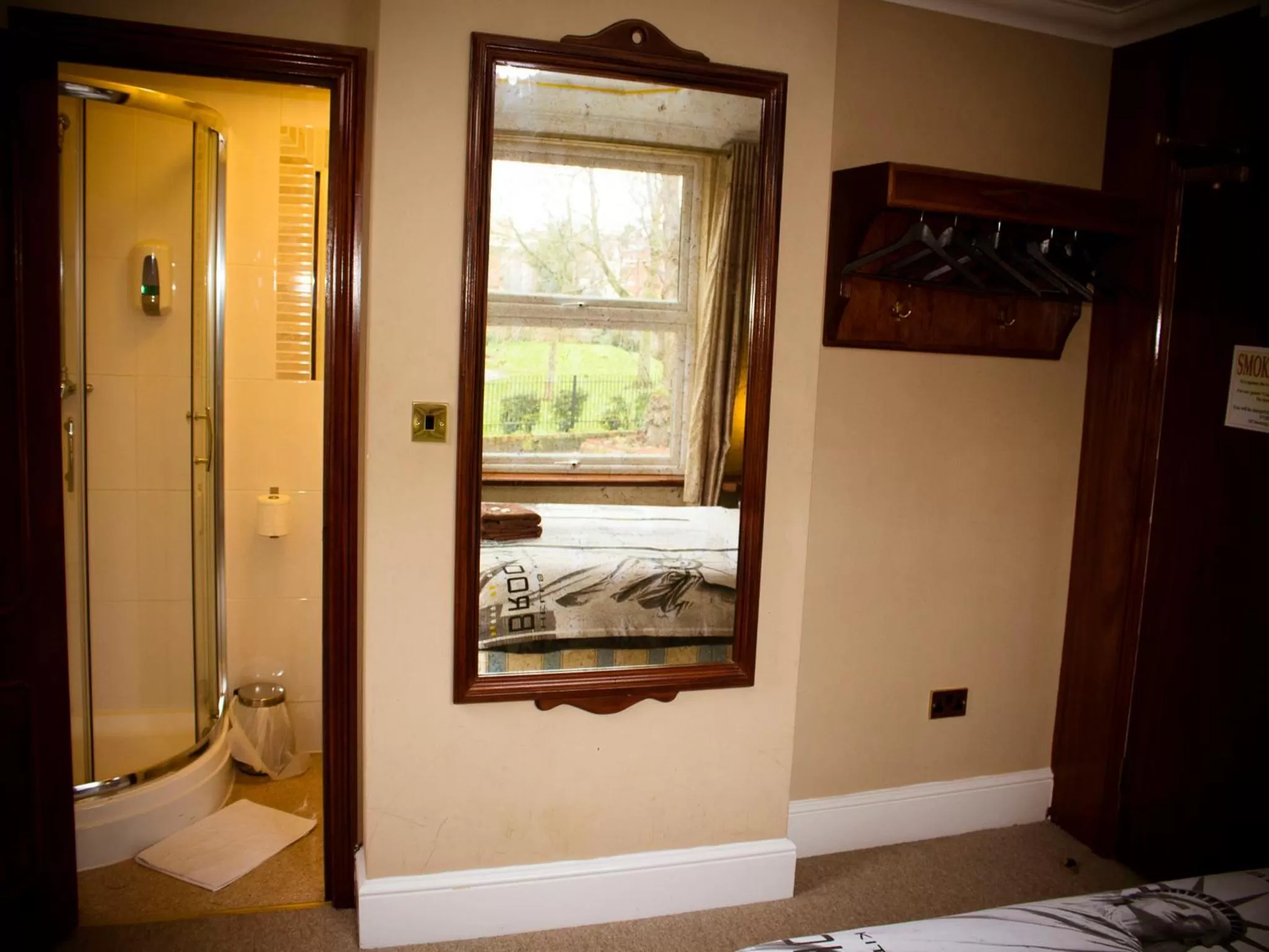 Photo of the whole room, Bed in Cricklewood Lodge Hotel