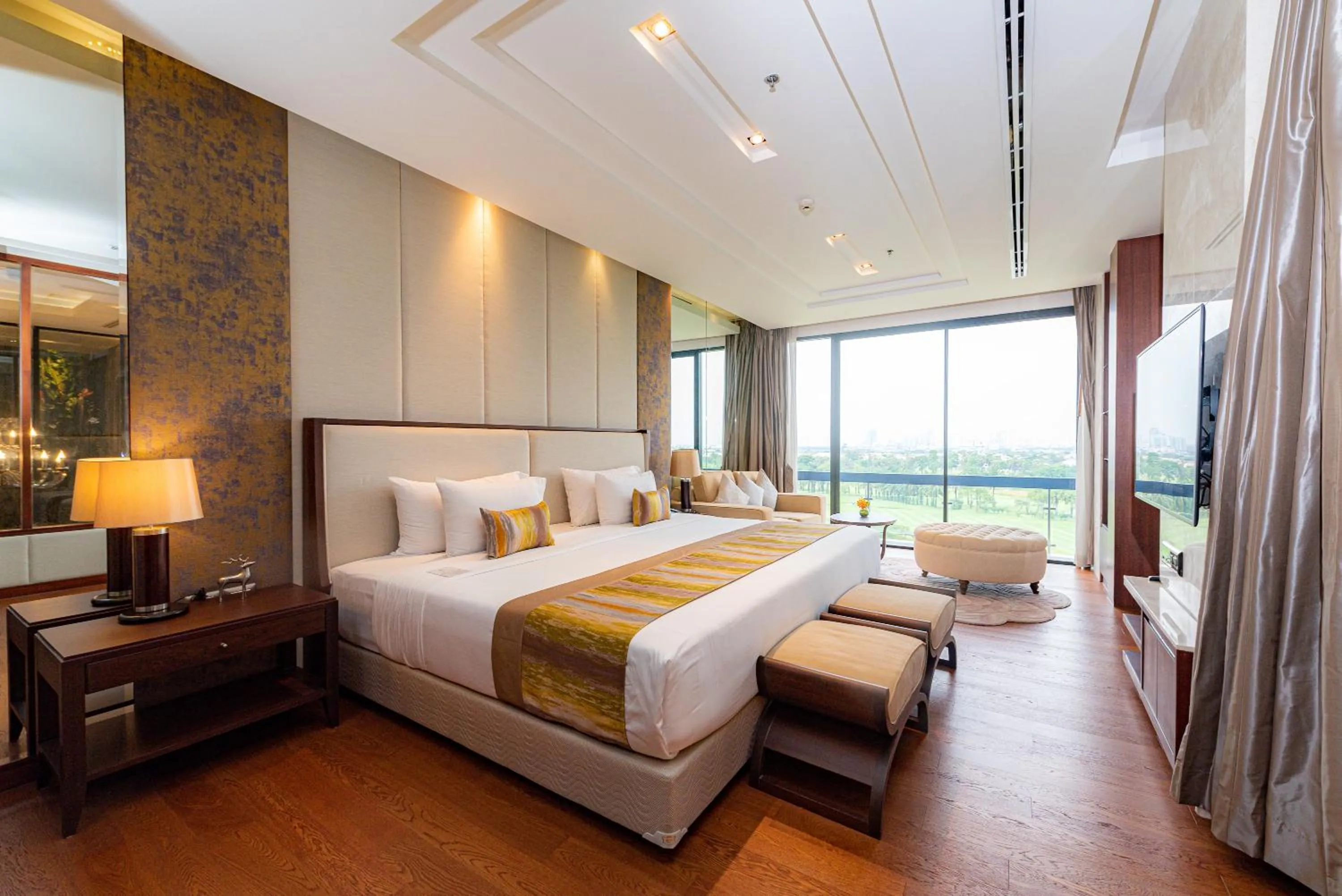 Bedroom, Bed in Summit Windmill Golf Suite Hotel at Suvarnabhumi