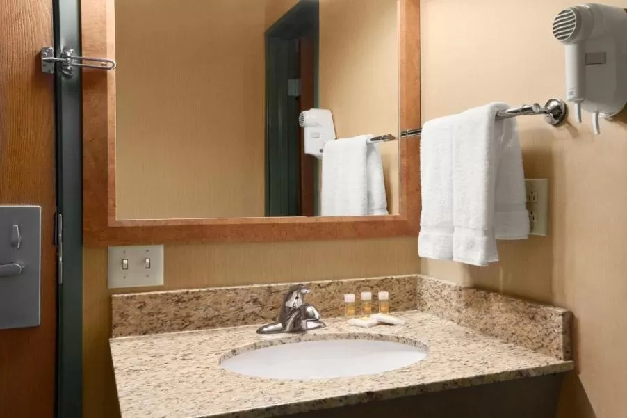 Bathroom in Days Inn by Wyndham Helena