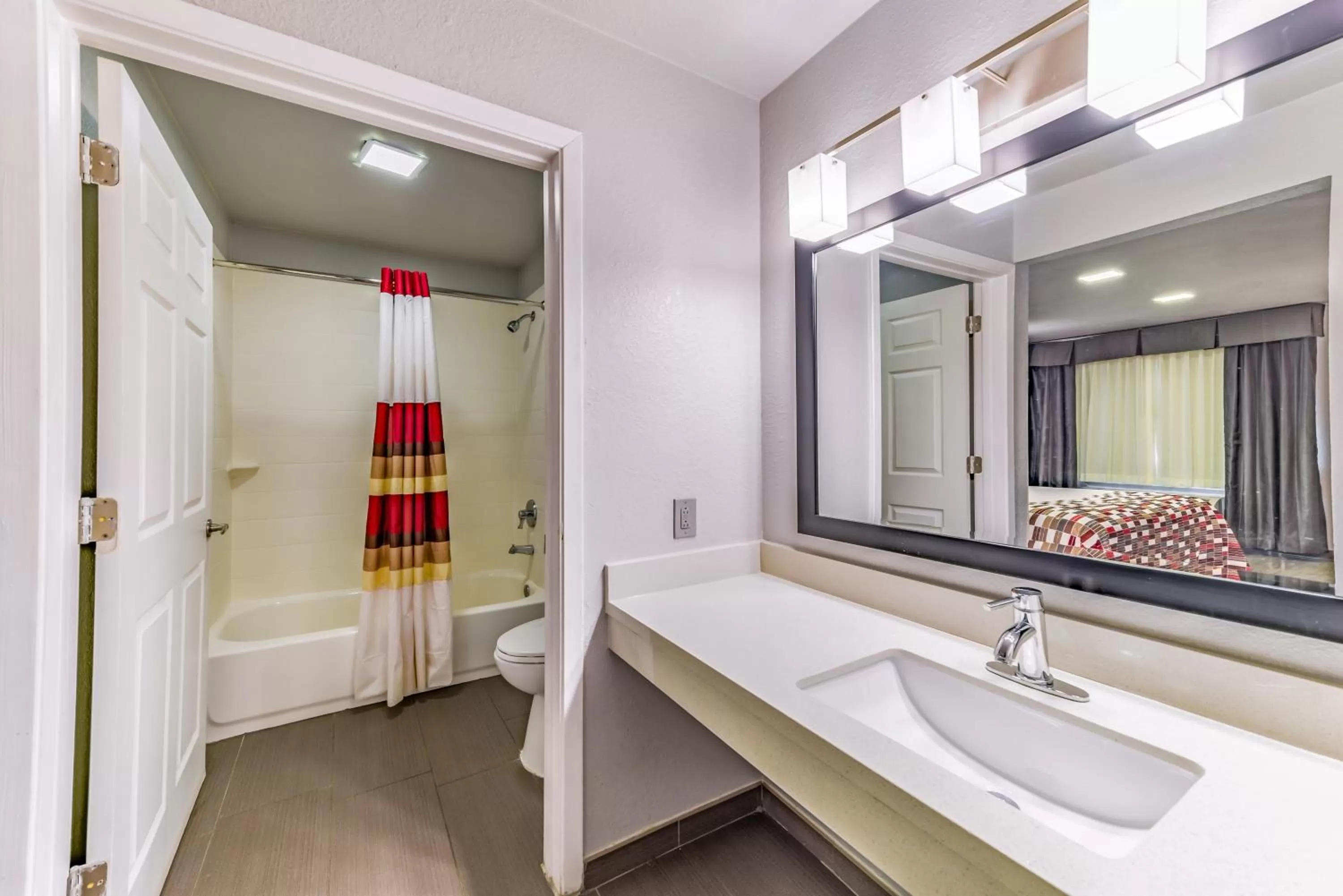 Photo of the whole room, Bed in Red Roof Inn Dallas - Mesquite Fair Park NE