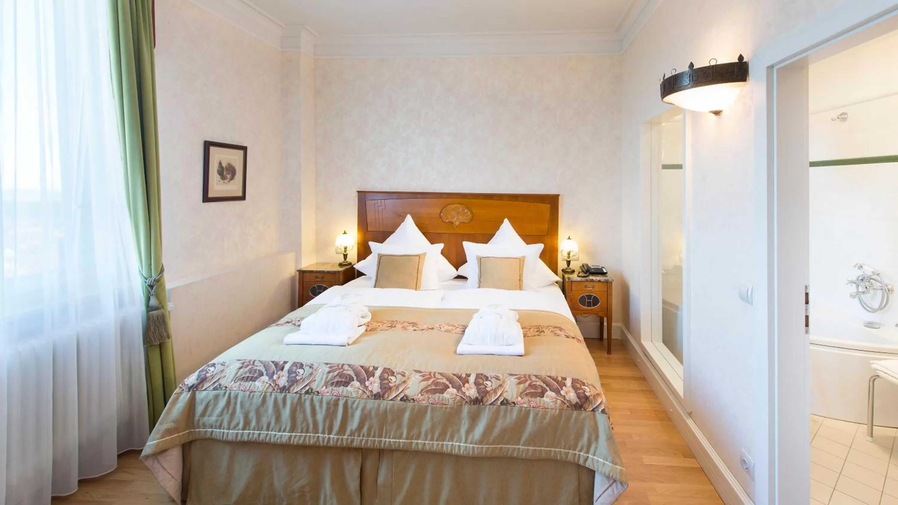 TV and multimedia, Bed in Das Palmenwald Schwarzwaldhof, BW Signature Collection