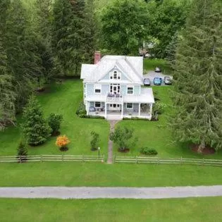 Property building in Laurel River Club Bed & Breakfast or LRCBNB