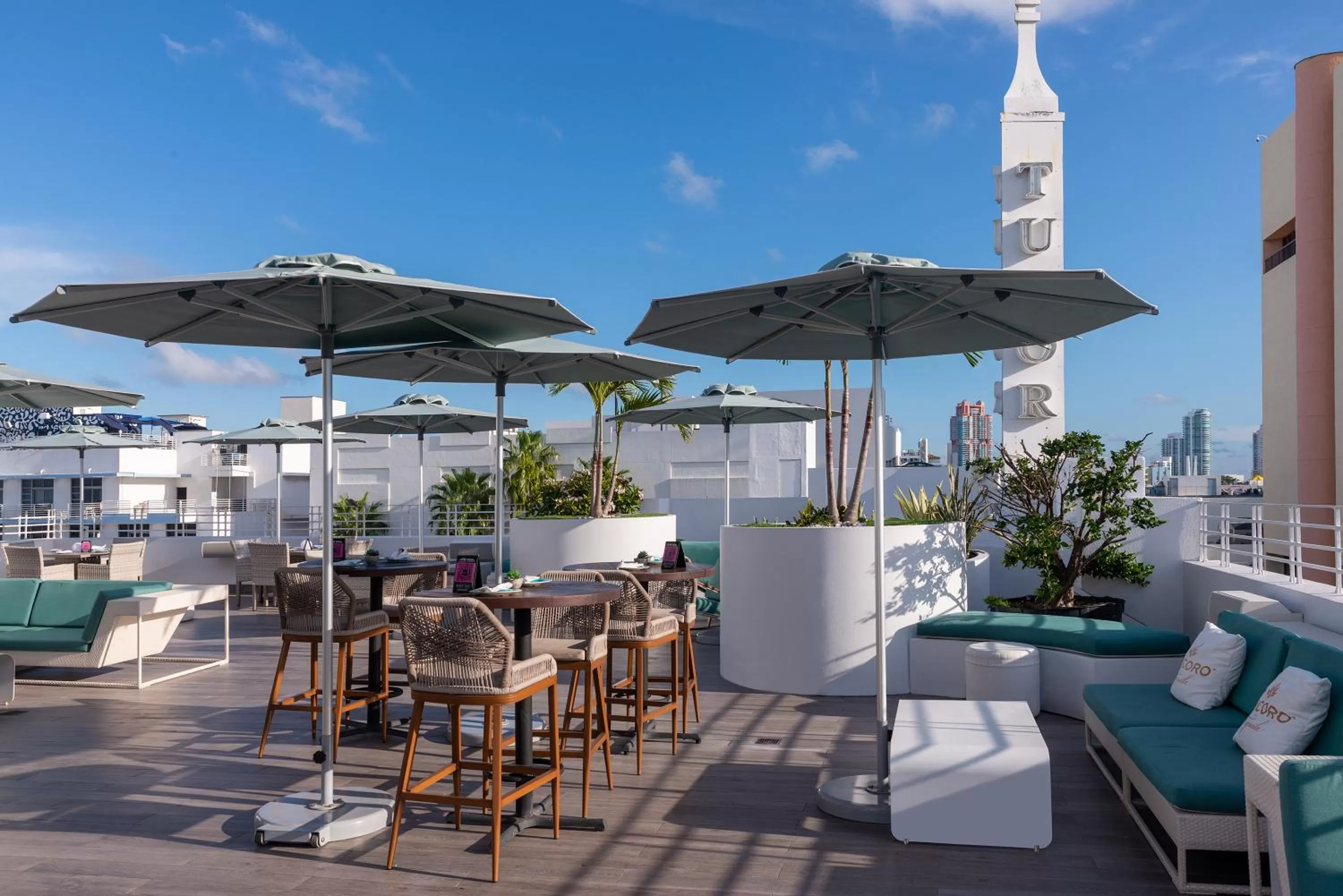 Lounge or bar in Dream South Beach, by Hyatt