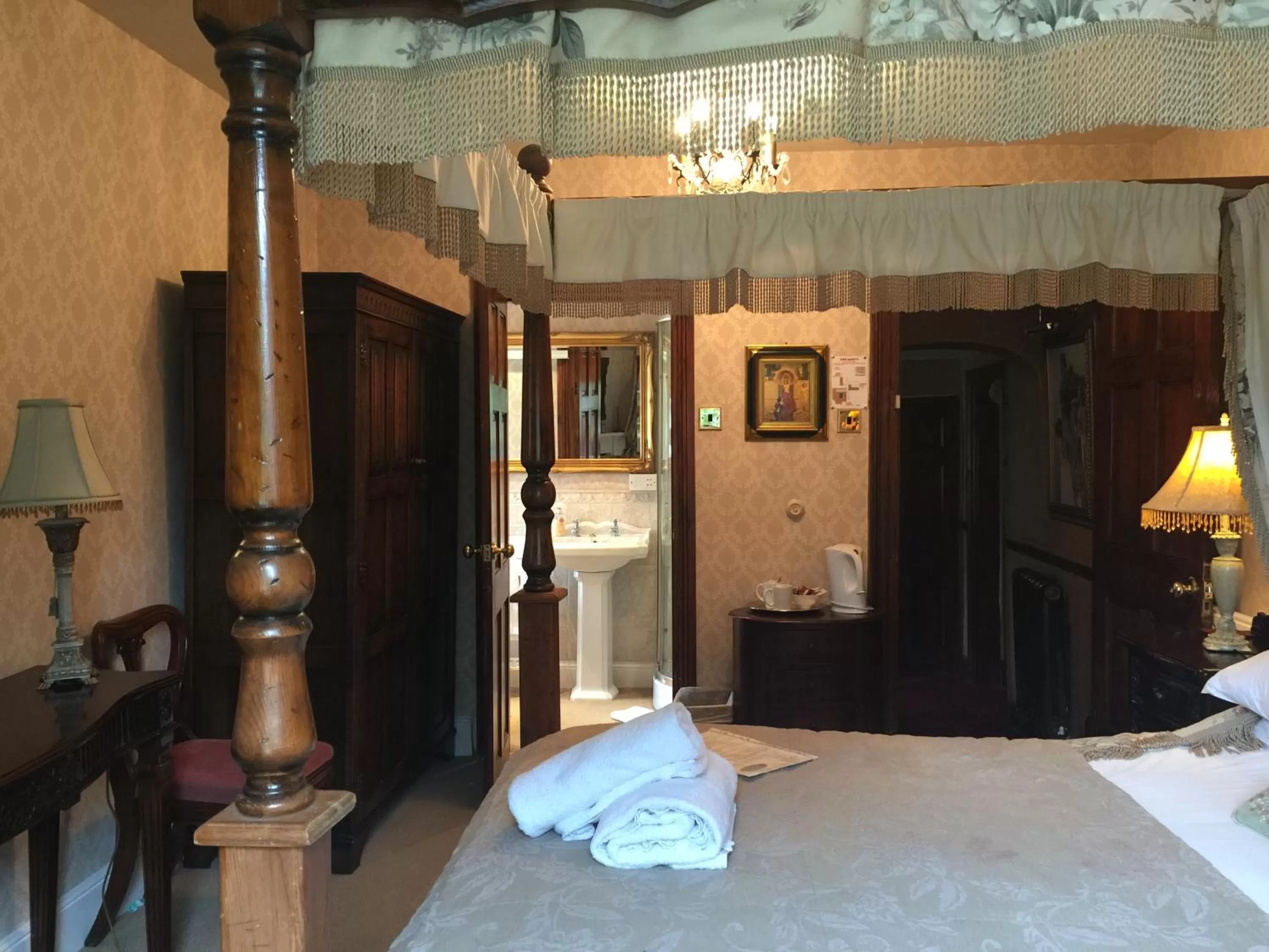 Bed in Glyn Isa Country House B&B and self catering Lodge