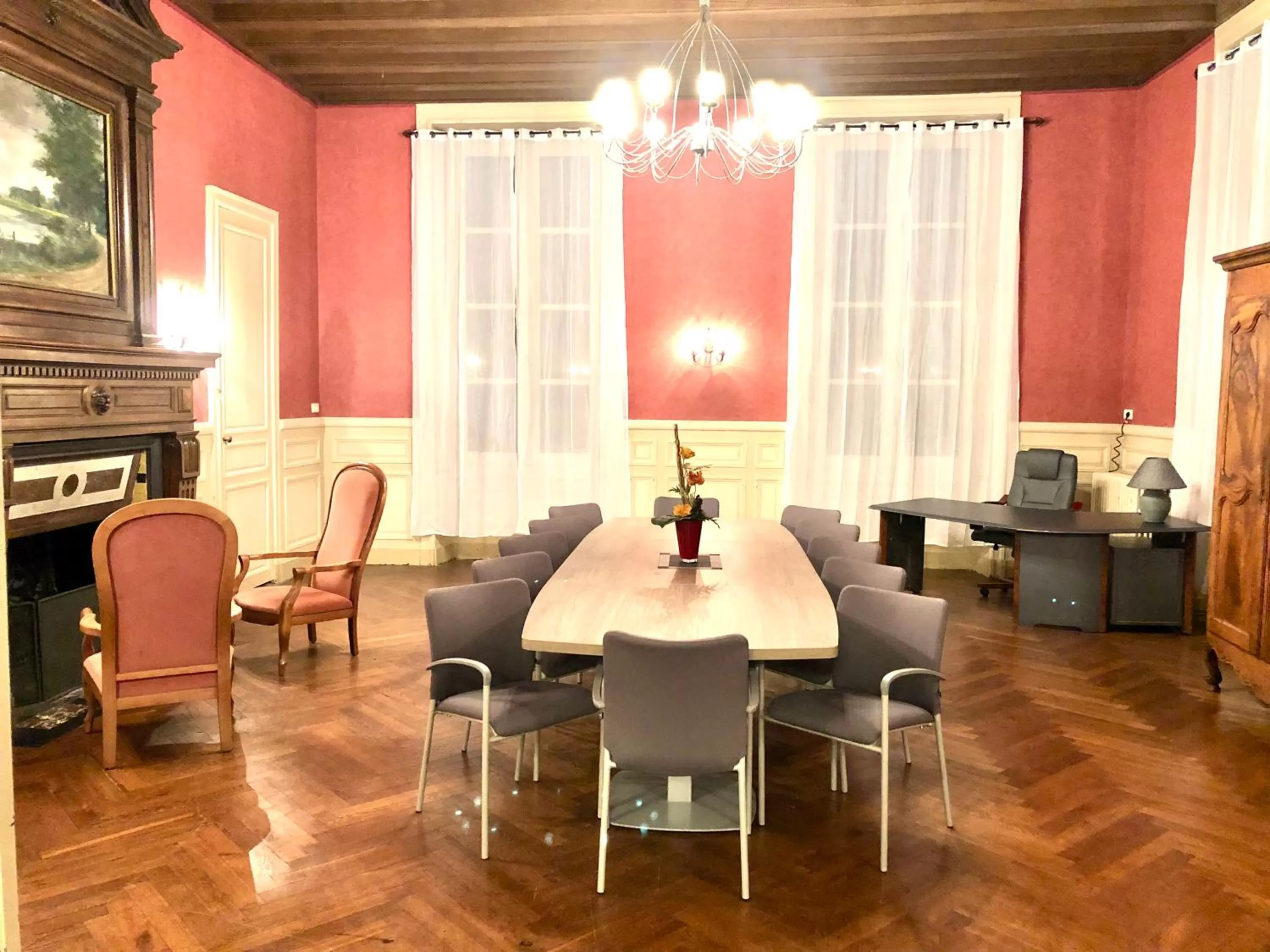 Business facilities, Dining Area in Hôtel Particulier CHÂTEAU DES MARAIS Proximité et vue sur le Lac de Grand lieu