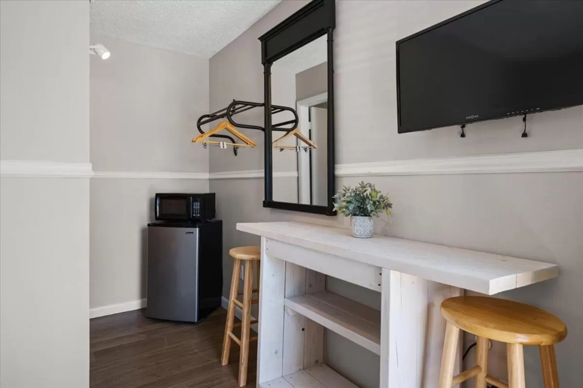 TV and multimedia in Beach Bum West-O Motel