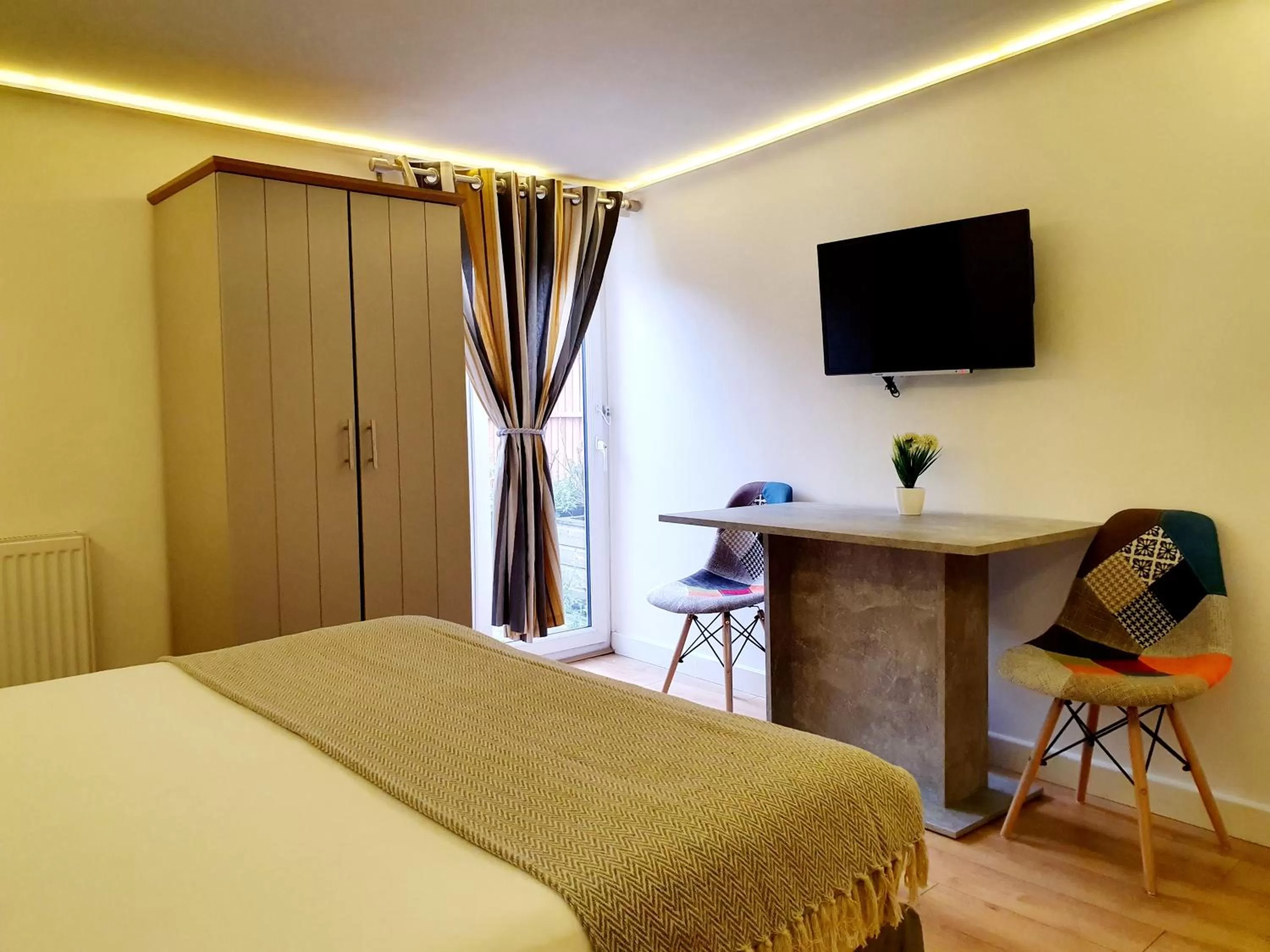 TV and multimedia, Bed in London Stay Apartments