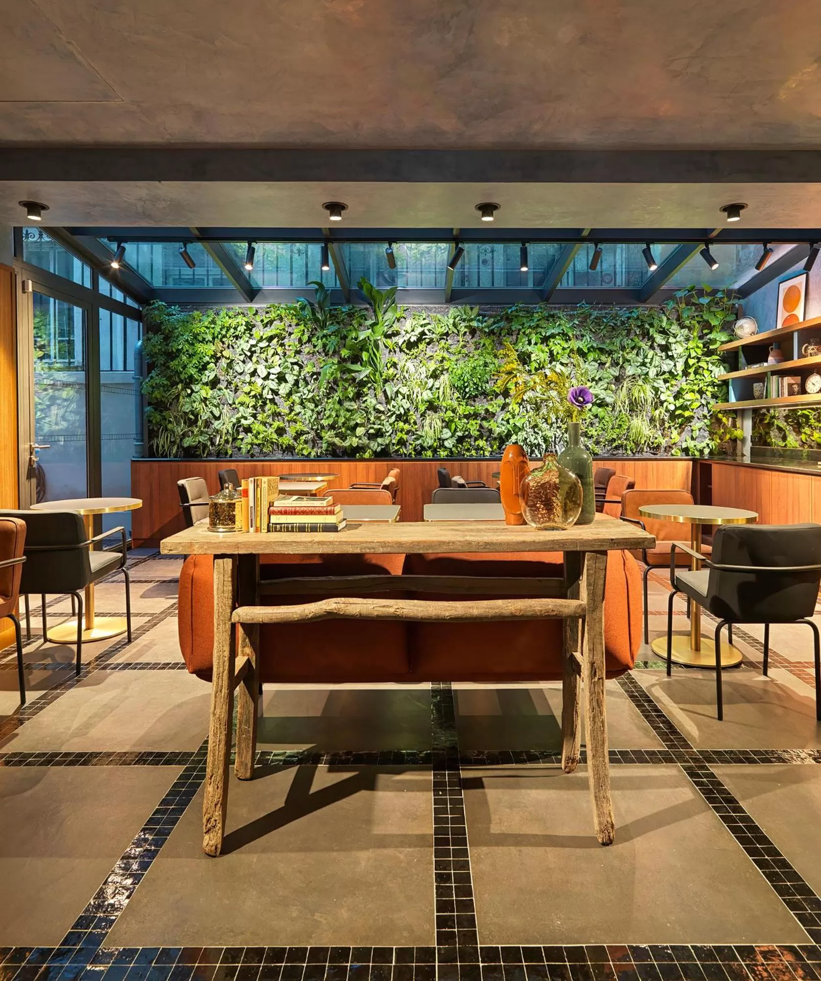 Restaurant/places to eat in Le Katorze Hôtel