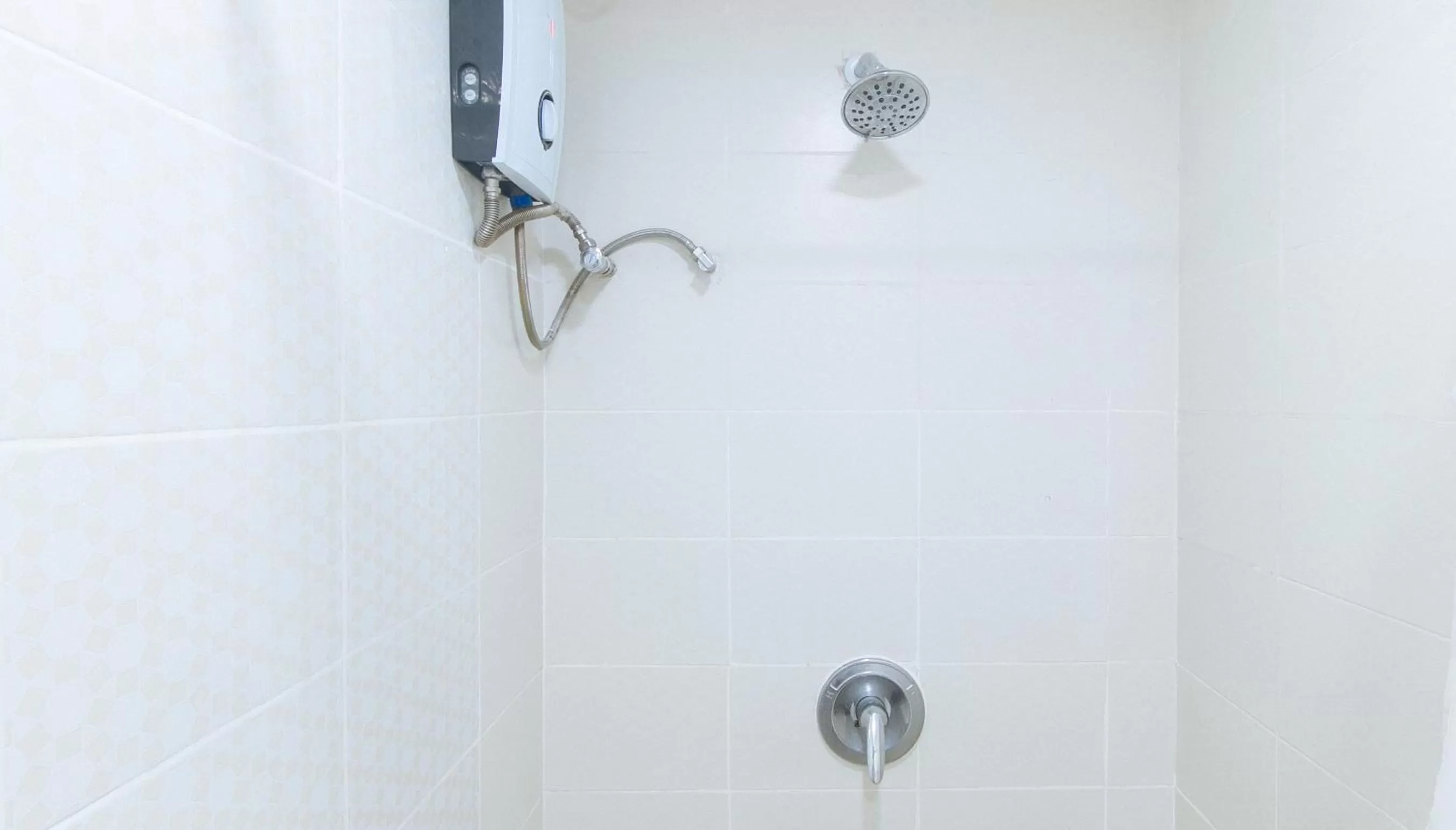 Shower, Bathroom in RedDoorz Premium near Greenbelt Makati - Vaccinated Staff